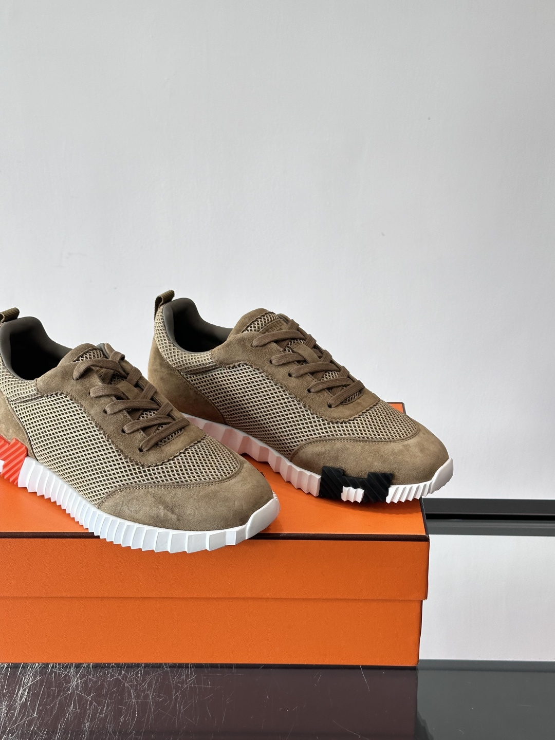 爱马仕Bouncing运动鞋爱马仕Bouncing运动鞋，标志性“大H