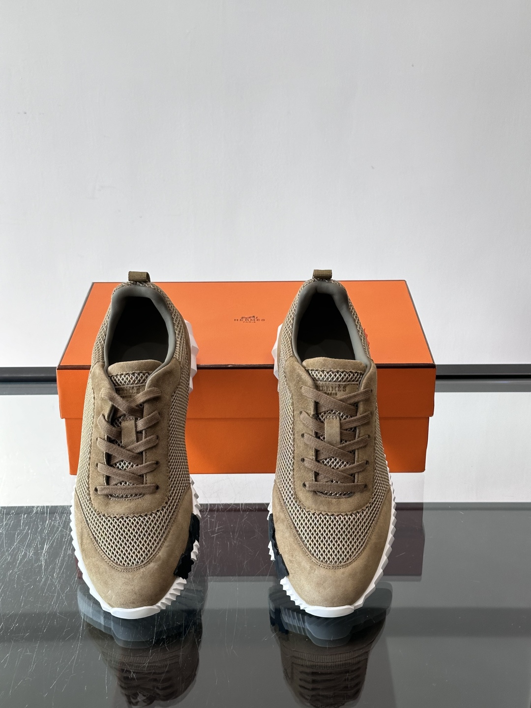 爱马仕Bouncing运动鞋爱马仕Bouncing运动鞋，标志性“大H