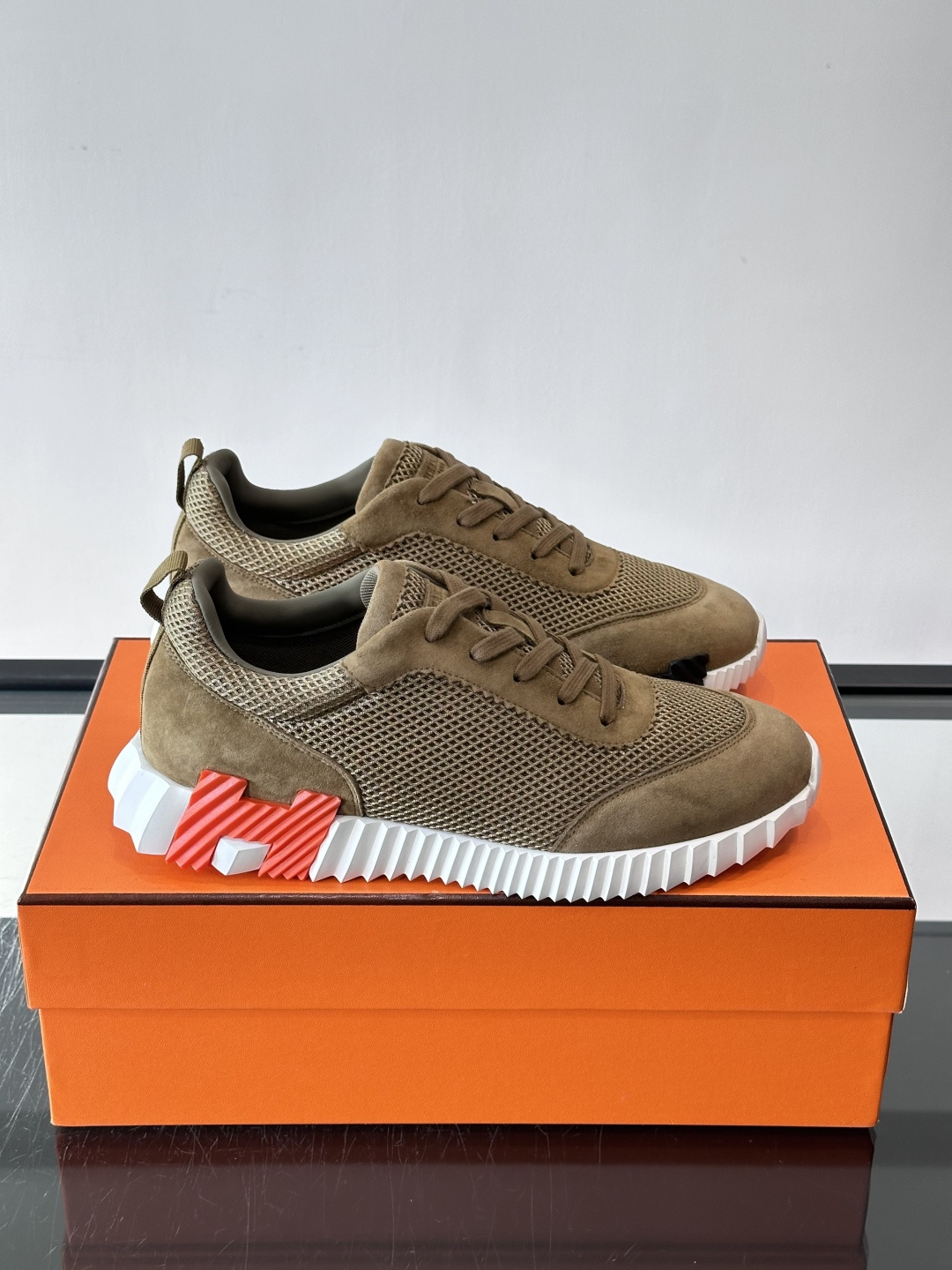 爱马仕Bouncing运动鞋爱马仕Bouncing运动鞋，标志性“大H