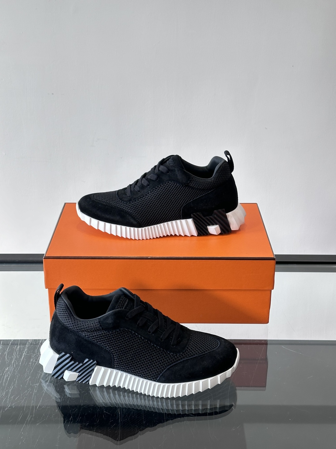 爱马仕Bouncing运动鞋爱马仕Bouncing运动鞋，标志性“大H