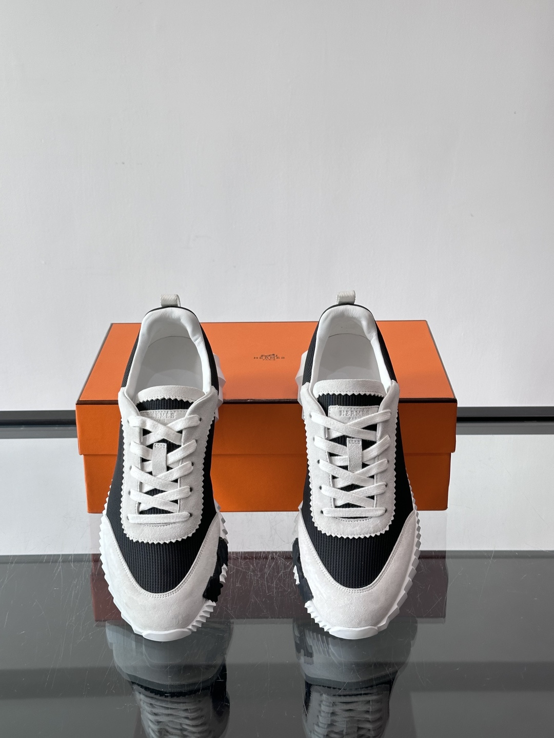 爱马仕Bouncing运动鞋爱马仕Bouncing运动鞋，标志性“大H