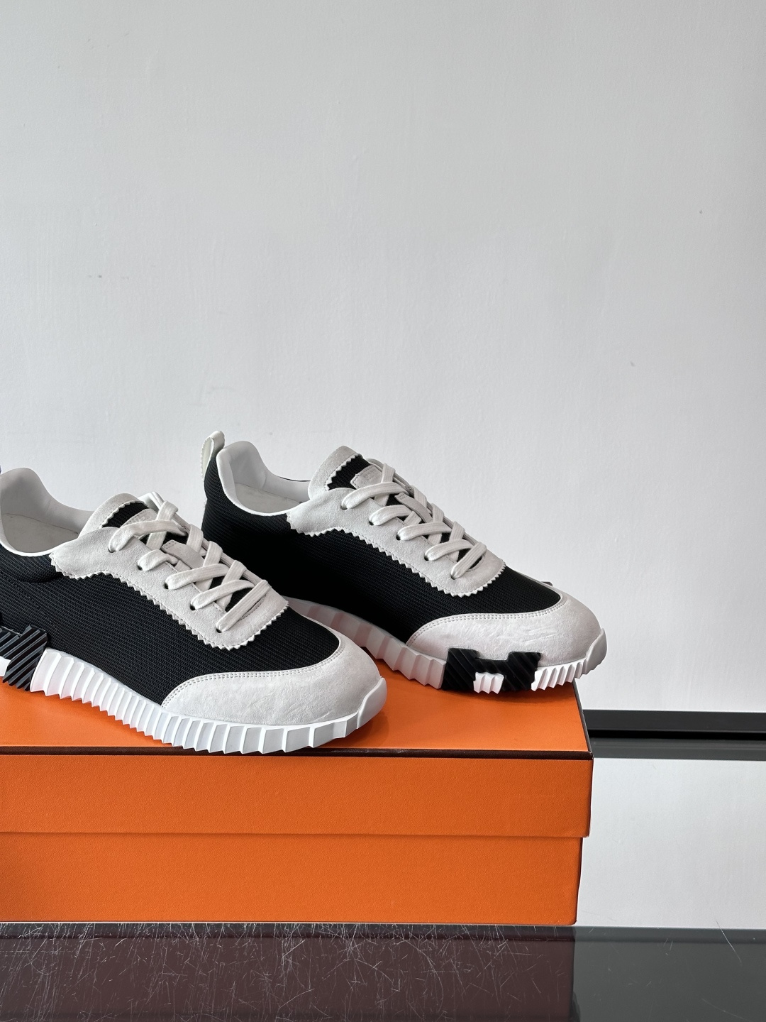 爱马仕Bouncing运动鞋爱马仕Bouncing运动鞋，标志性“大H