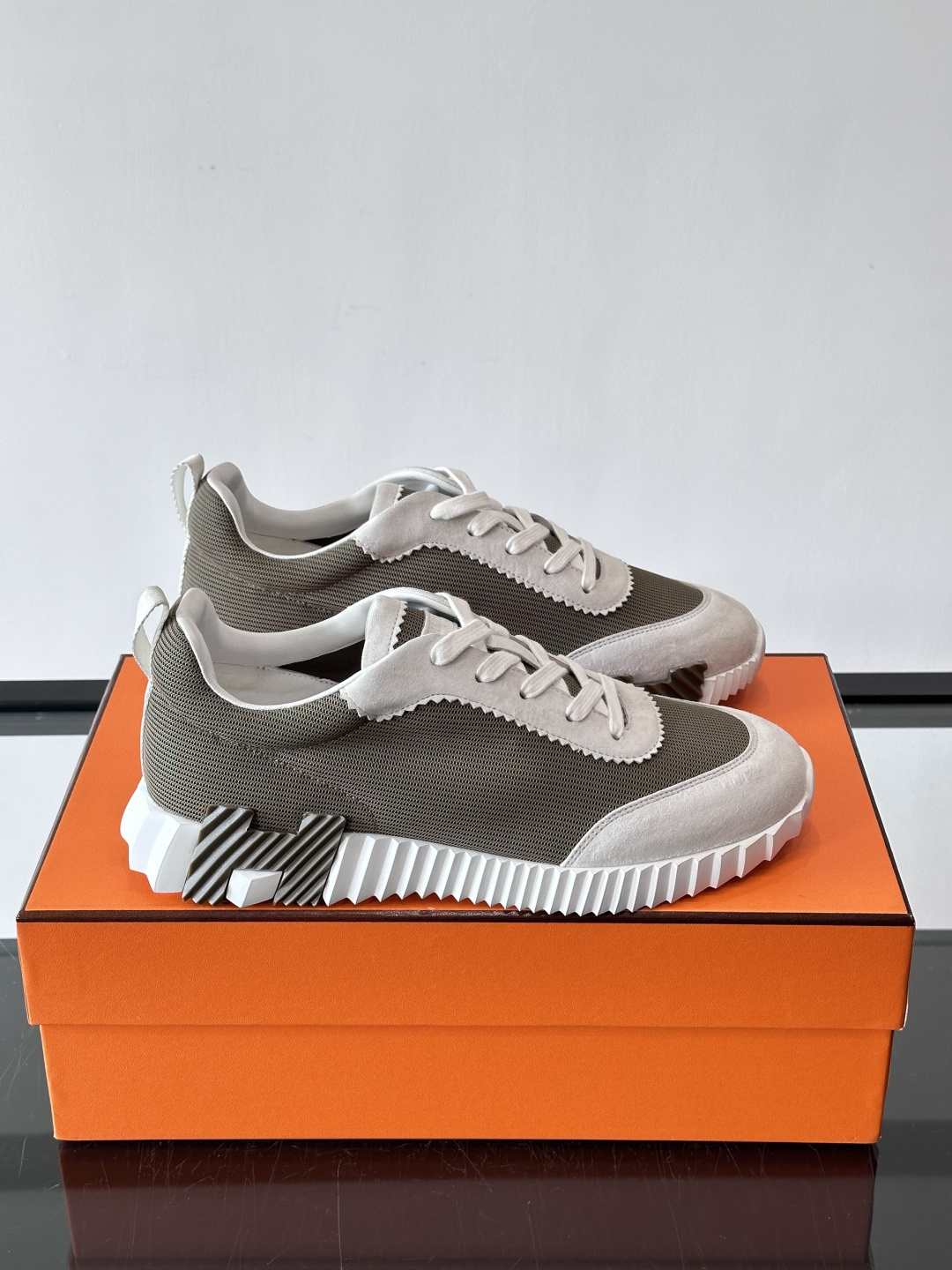 爱马仕Bouncing运动鞋爱马仕Bouncing运动鞋，标志性“大H