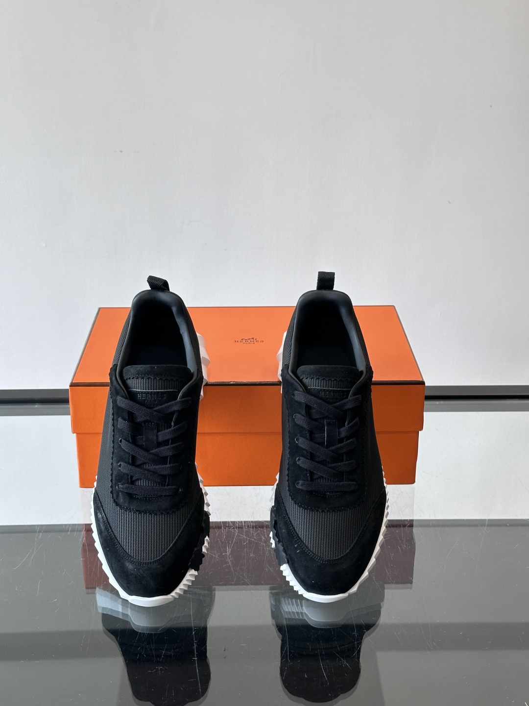 爱马仕Bouncing运动鞋爱马仕Bouncing运动鞋，标志性“大H