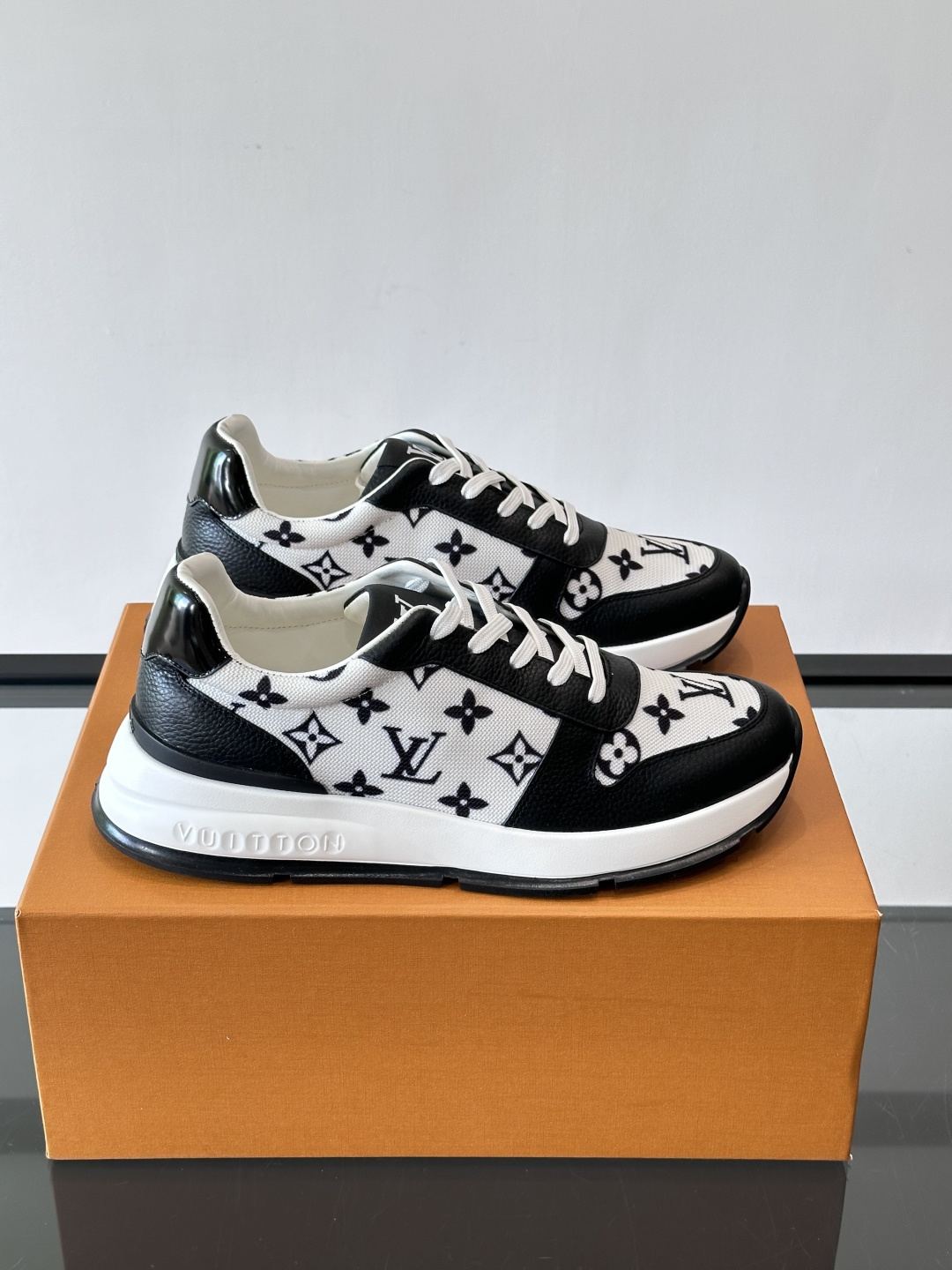 🧡LV男士休闲板鞋，经典老花设计，低调奢华又百搭！鞋面黑色牛皮+lv印花，质感满分💯。橡胶鞋底轻盈耐磨，