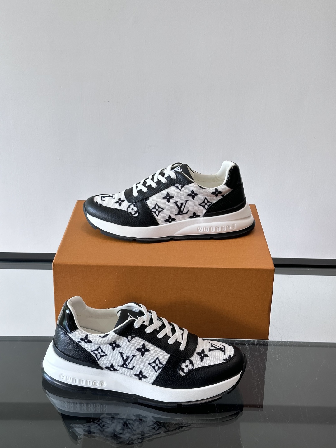 🧡LV男士休闲板鞋，经典老花设计，低调奢华又百搭！鞋面黑色牛皮+lv印花，质感满分💯。橡胶鞋底轻盈耐磨，
