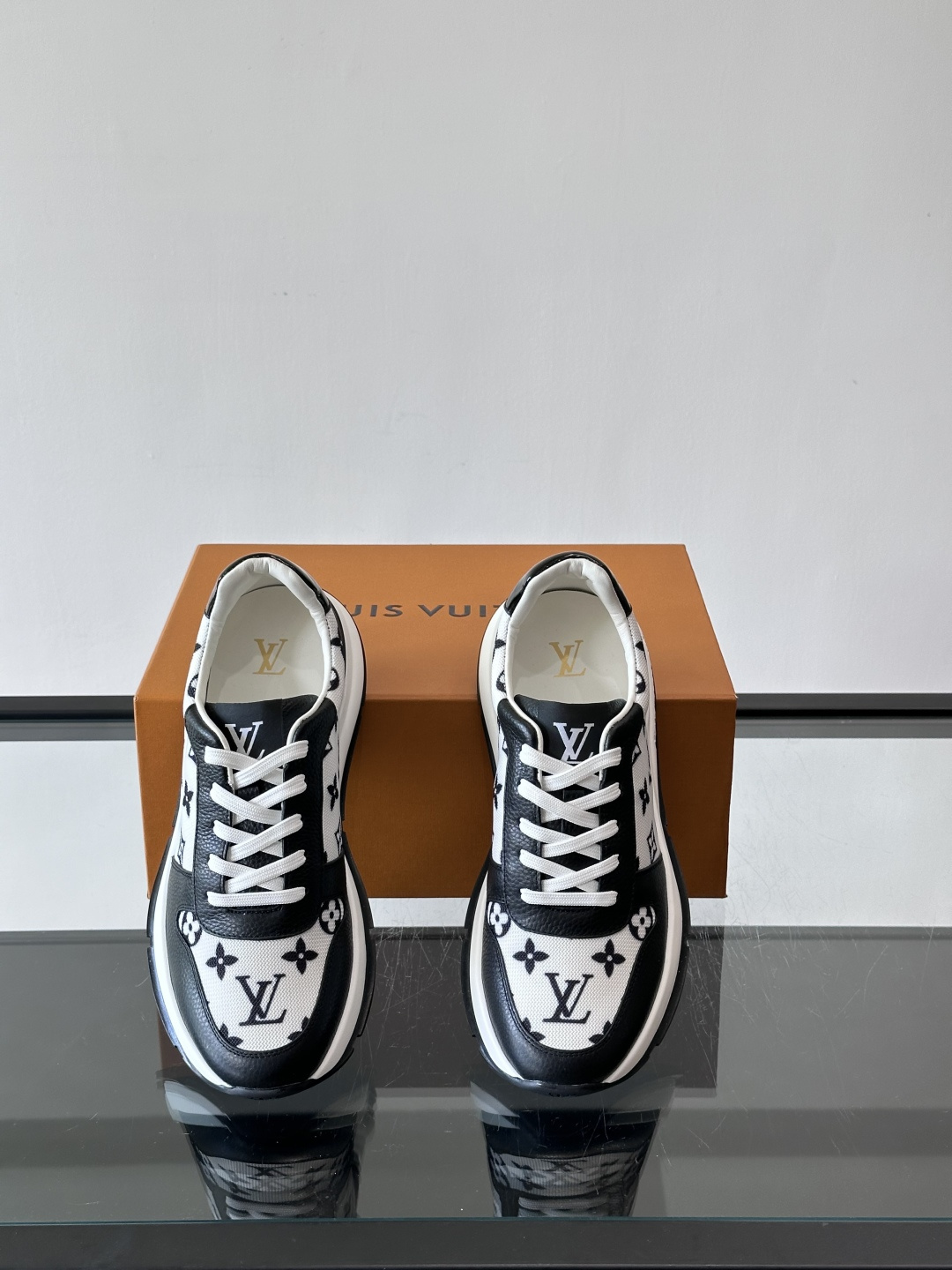 🧡LV男士休闲板鞋，经典老花设计，低调奢华又百搭！鞋面黑色牛皮+lv印花，质感满分💯。橡胶鞋底轻盈耐磨，