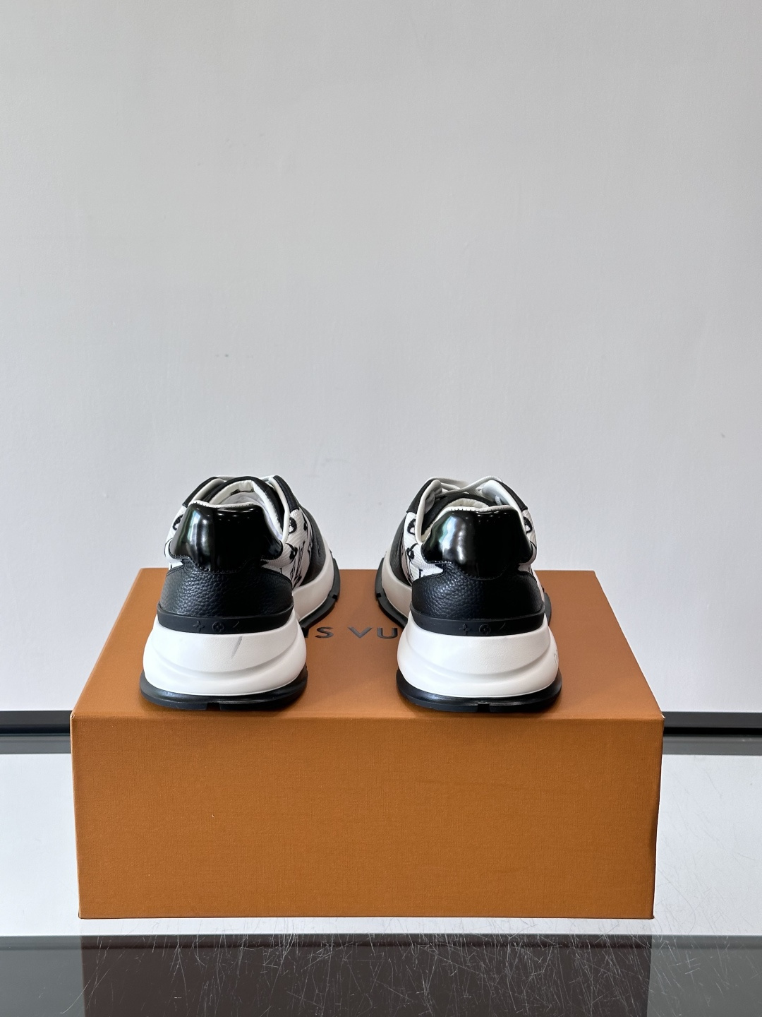 🧡LV男士休闲板鞋，经典老花设计，低调奢华又百搭！鞋面黑色牛皮+lv印花，质感满分💯。橡胶鞋底轻盈耐磨，