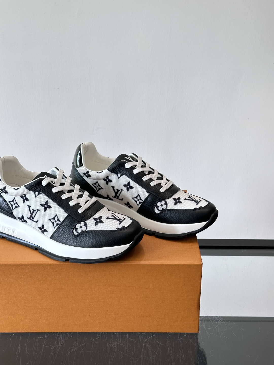 🧡LV男士休闲板鞋，经典老花设计，低调奢华又百搭！鞋面黑色牛皮+lv印花，质感满分💯。橡胶鞋底轻盈耐磨，