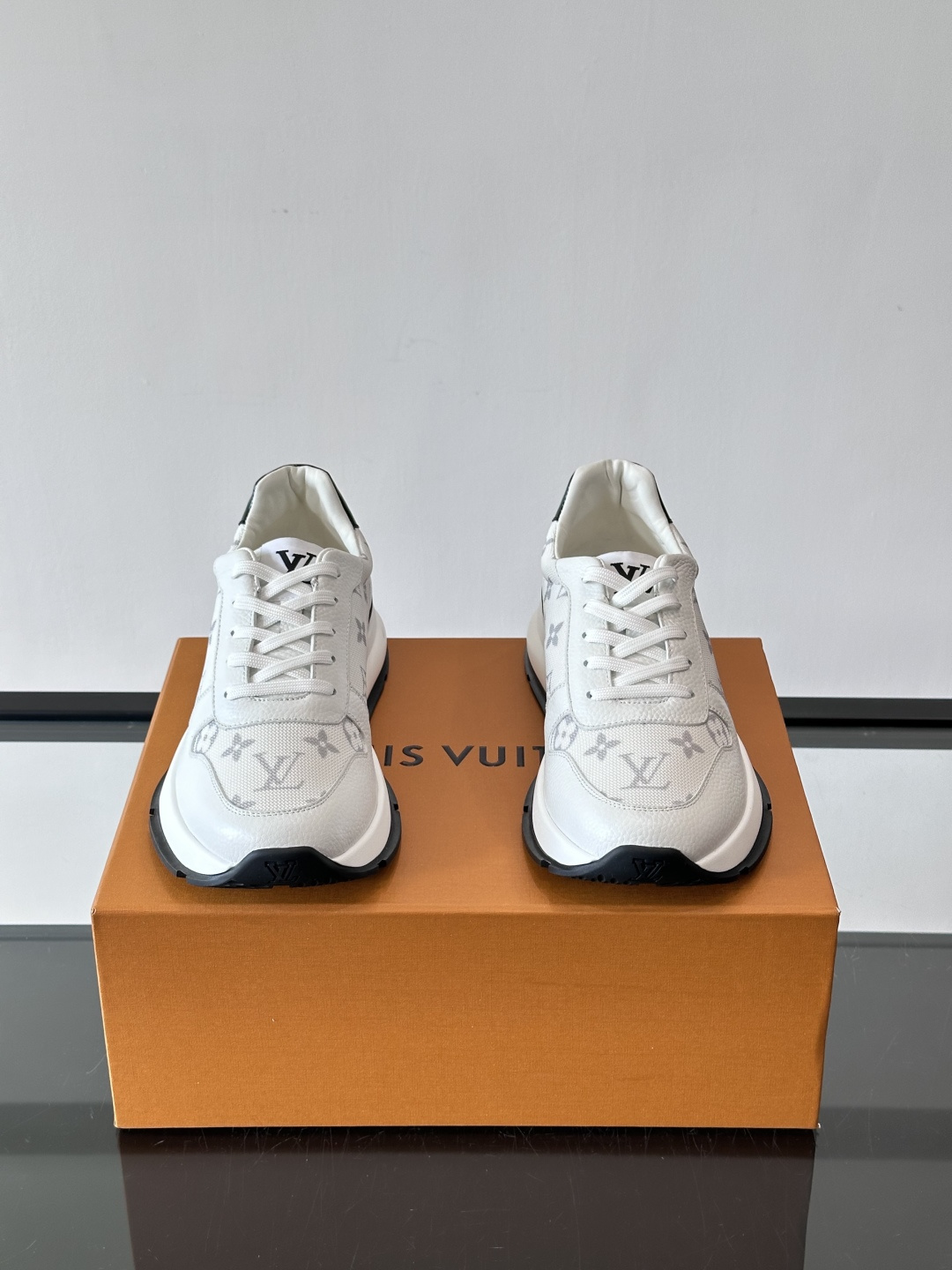 🧡LV男士休闲板鞋，经典老花设计，低调奢华又百搭！鞋面黑色牛皮+lv印花，质感满分💯。橡胶鞋底轻盈耐磨，