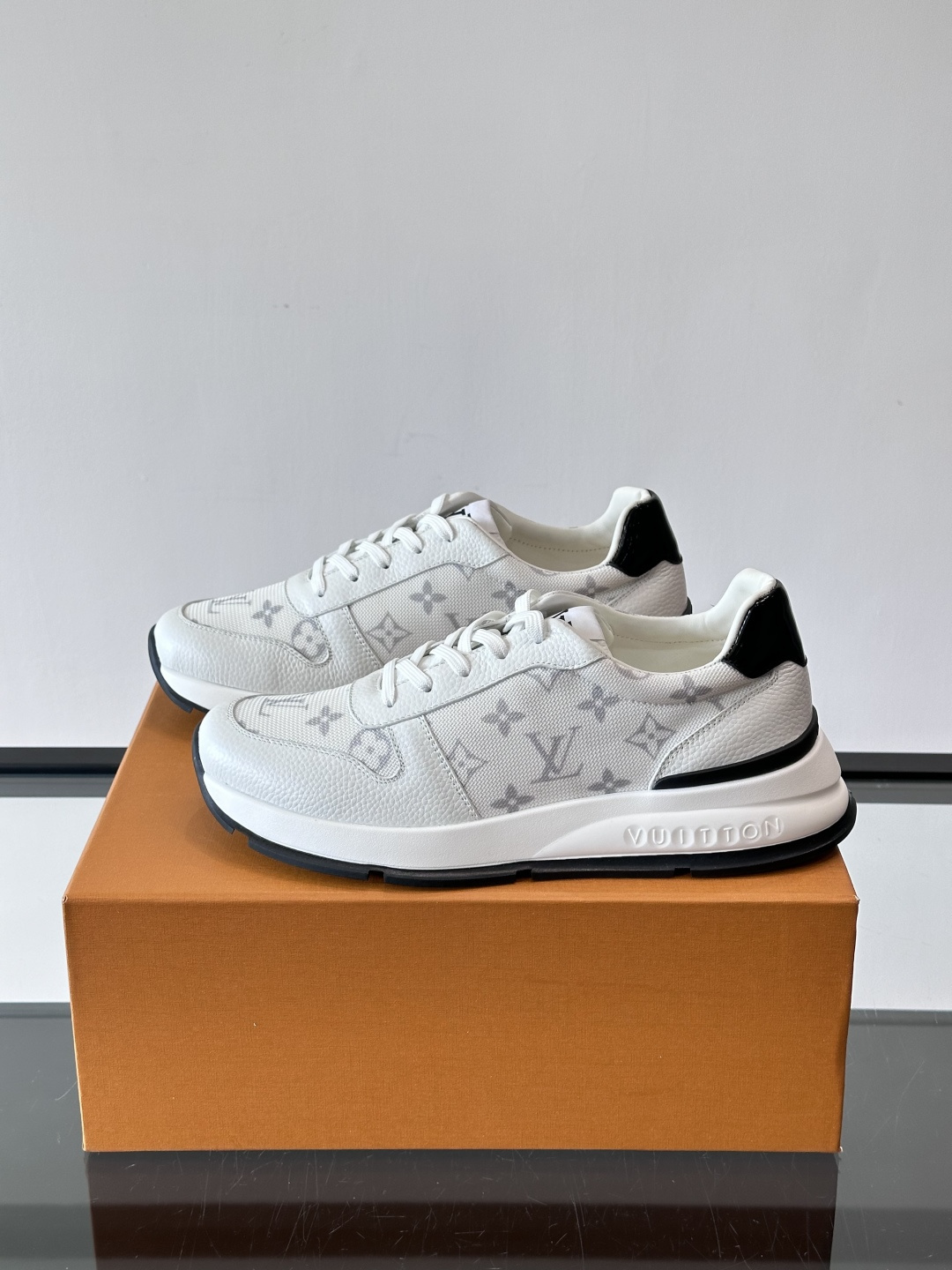 🧡LV男士休闲板鞋，经典老花设计，低调奢华又百搭！鞋面黑色牛皮+lv印花，质感满分💯。橡胶鞋底轻盈耐磨，