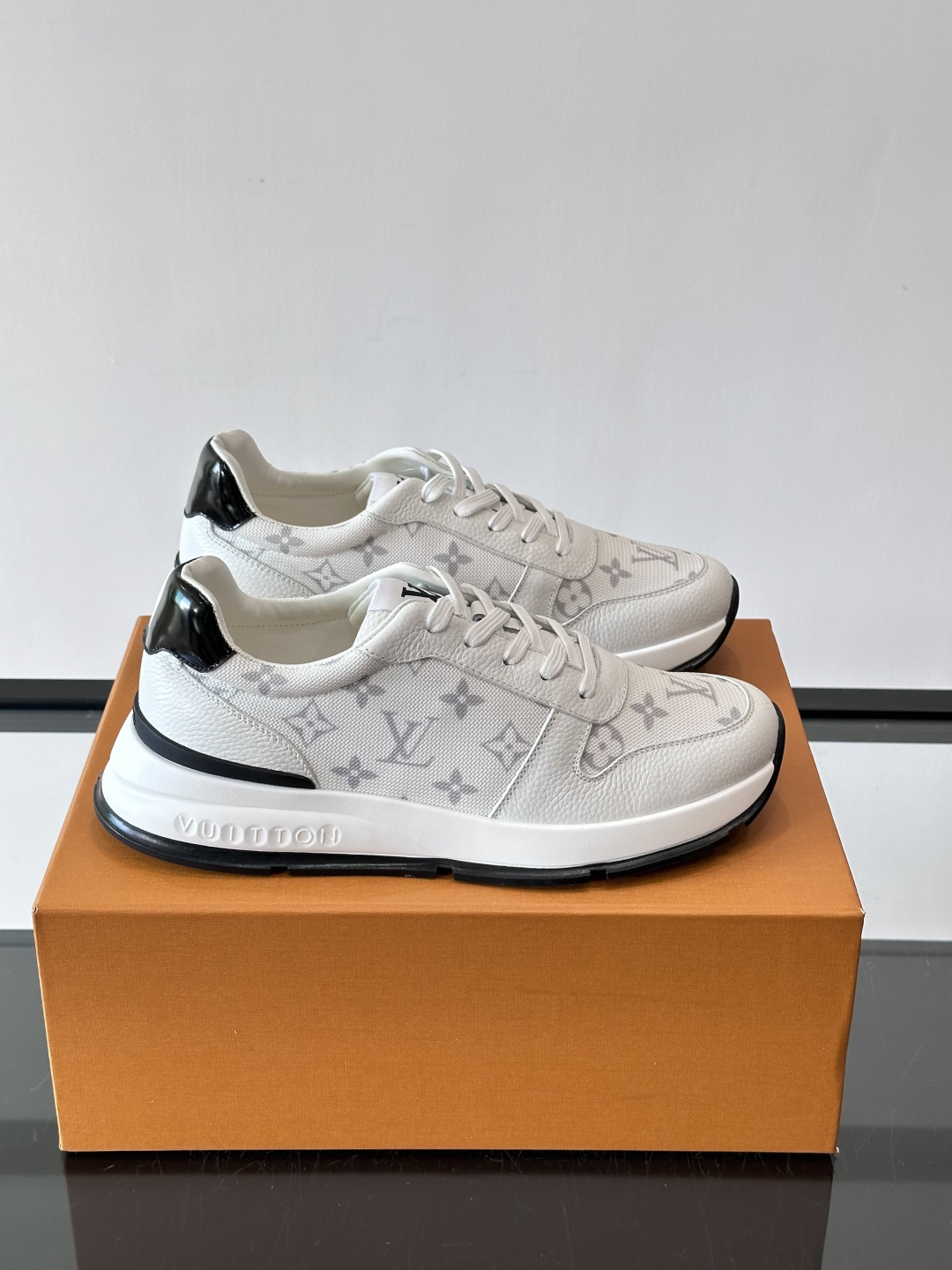 🧡LV男士休闲板鞋，经典老花设计，低调奢华又百搭！鞋面黑色牛皮+lv印花，质感满分💯。橡胶鞋底轻盈耐磨，