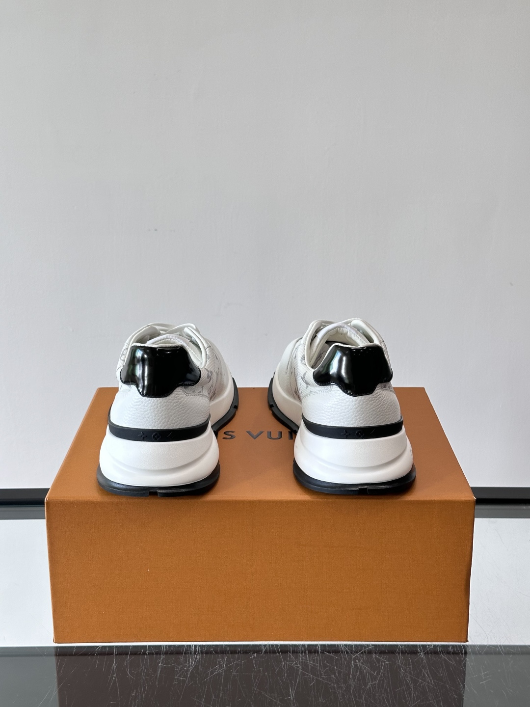 🧡LV男士休闲板鞋，经典老花设计，低调奢华又百搭！鞋面黑色牛皮+lv印花，质感满分💯。橡胶鞋底轻盈耐磨，