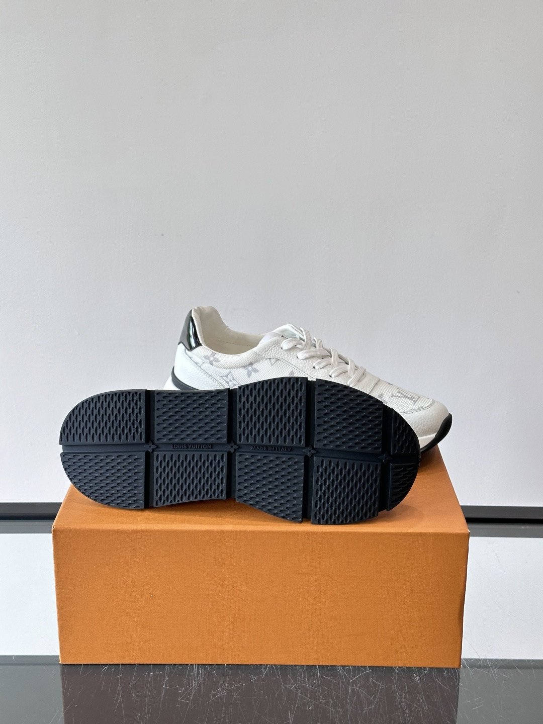 🧡LV男士休闲板鞋，经典老花设计，低调奢华又百搭！鞋面黑色牛皮+lv印花，质感满分💯。橡胶鞋底轻盈耐磨，