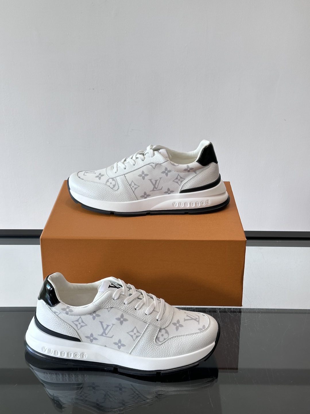 🧡LV男士休闲板鞋，经典老花设计，低调奢华又百搭！鞋面黑色牛皮+lv印花，质感满分💯。橡胶鞋底轻盈耐磨，