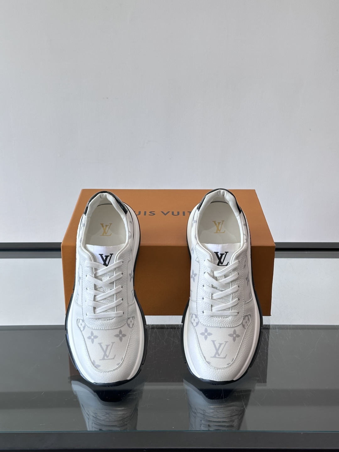 🧡LV男士休闲板鞋，经典老花设计，低调奢华又百搭！鞋面黑色牛皮+lv印花，质感满分💯。橡胶鞋底轻盈耐磨，