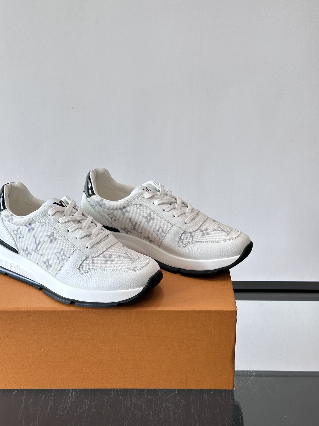 🧡LV男士休闲板鞋，经典老花设计，低调奢华又百搭！鞋面黑色牛皮+lv印花，质感满分💯。橡胶鞋底轻盈耐磨，