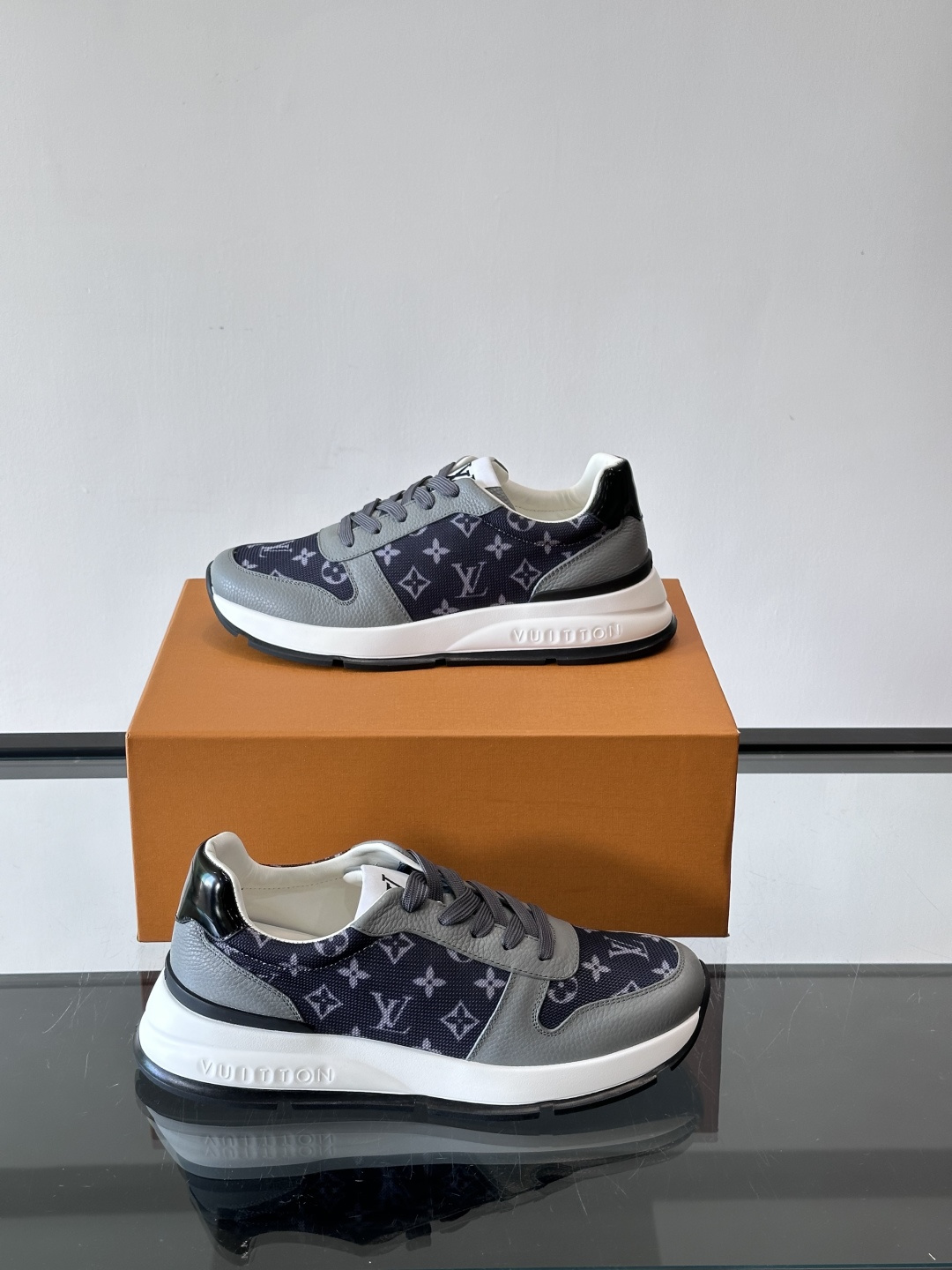 🧡LV男士休闲板鞋，经典老花设计，低调奢华又百搭！鞋面黑色牛皮+lv印花，质感满分💯。橡胶鞋底轻盈耐磨，