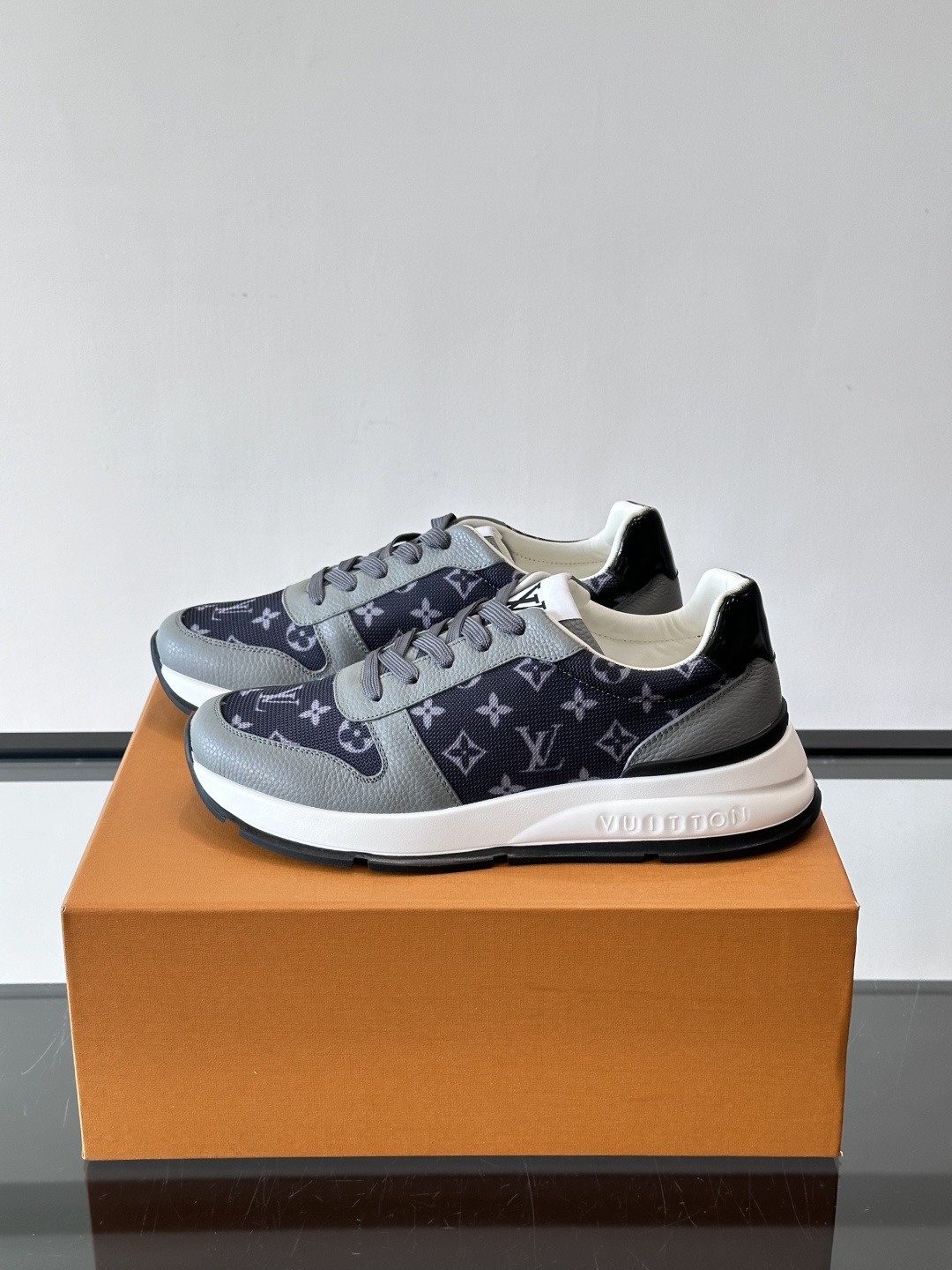 🧡LV男士休闲板鞋，经典老花设计，低调奢华又百搭！鞋面黑色牛皮+lv印花，质感满分💯。橡胶鞋底轻盈耐磨，