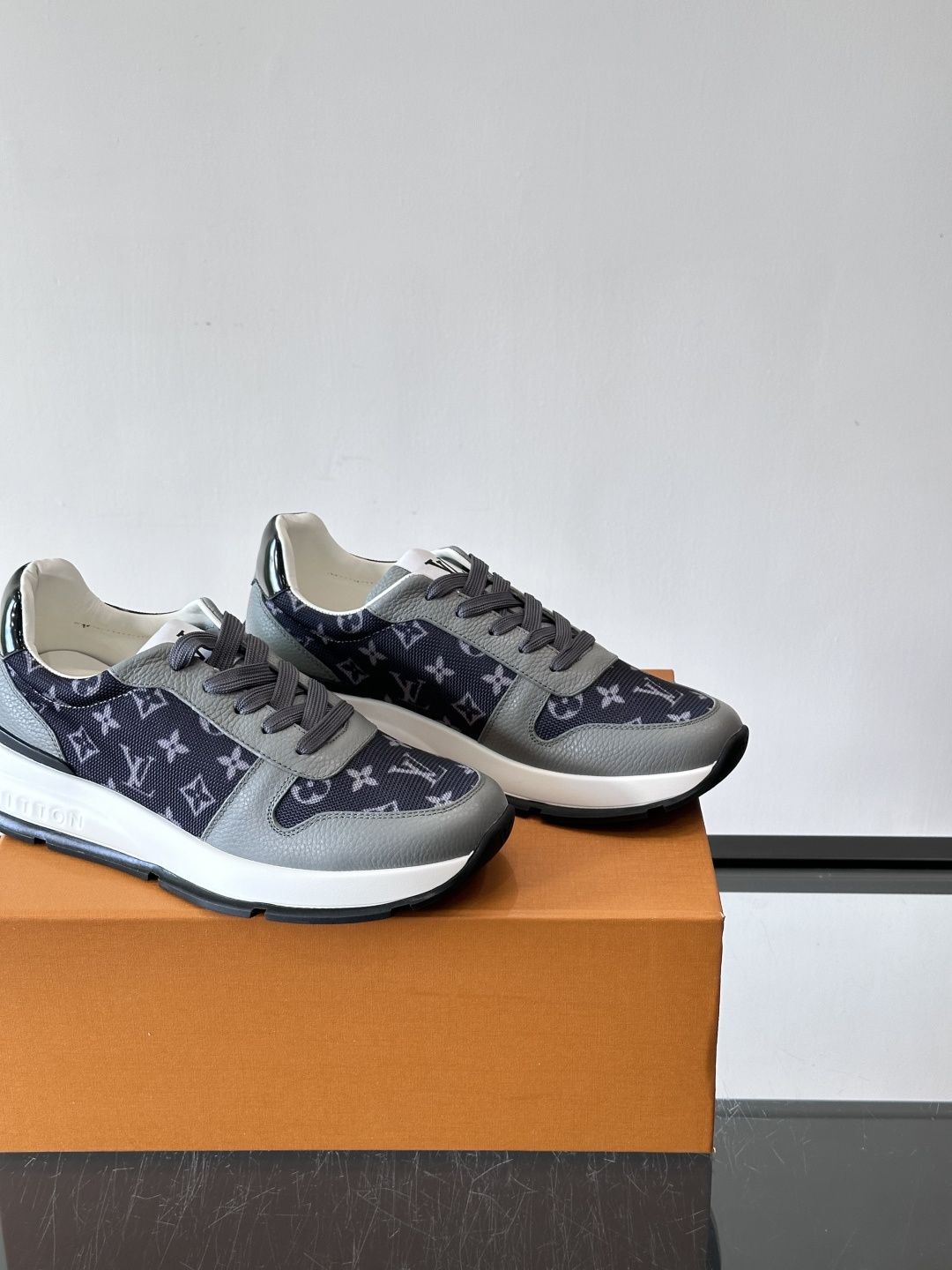 🧡LV男士休闲板鞋，经典老花设计，低调奢华又百搭！鞋面黑色牛皮+lv印花，质感满分💯。橡胶鞋底轻盈耐磨，