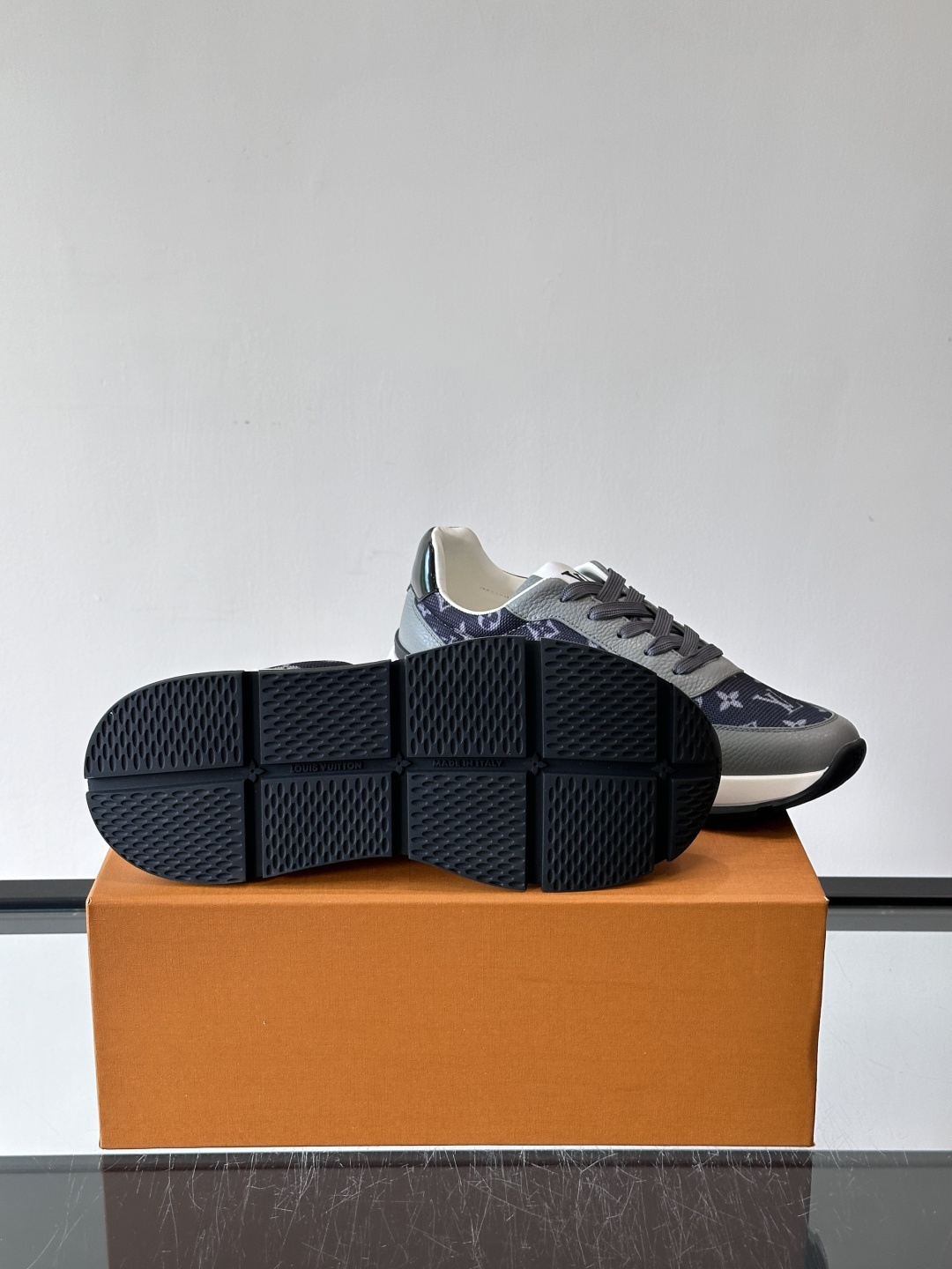 🧡LV男士休闲板鞋，经典老花设计，低调奢华又百搭！鞋面黑色牛皮+lv印花，质感满分💯。橡胶鞋底轻盈耐磨，
