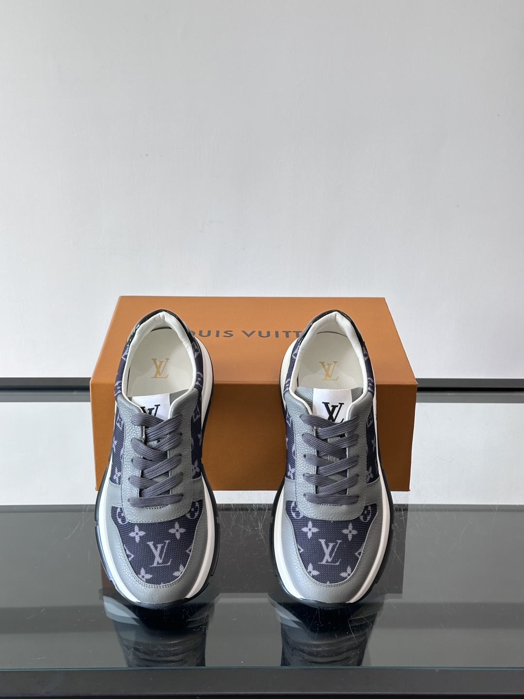 🧡LV男士休闲板鞋，经典老花设计，低调奢华又百搭！鞋面黑色牛皮+lv印花，质感满分💯。橡胶鞋底轻盈耐磨，