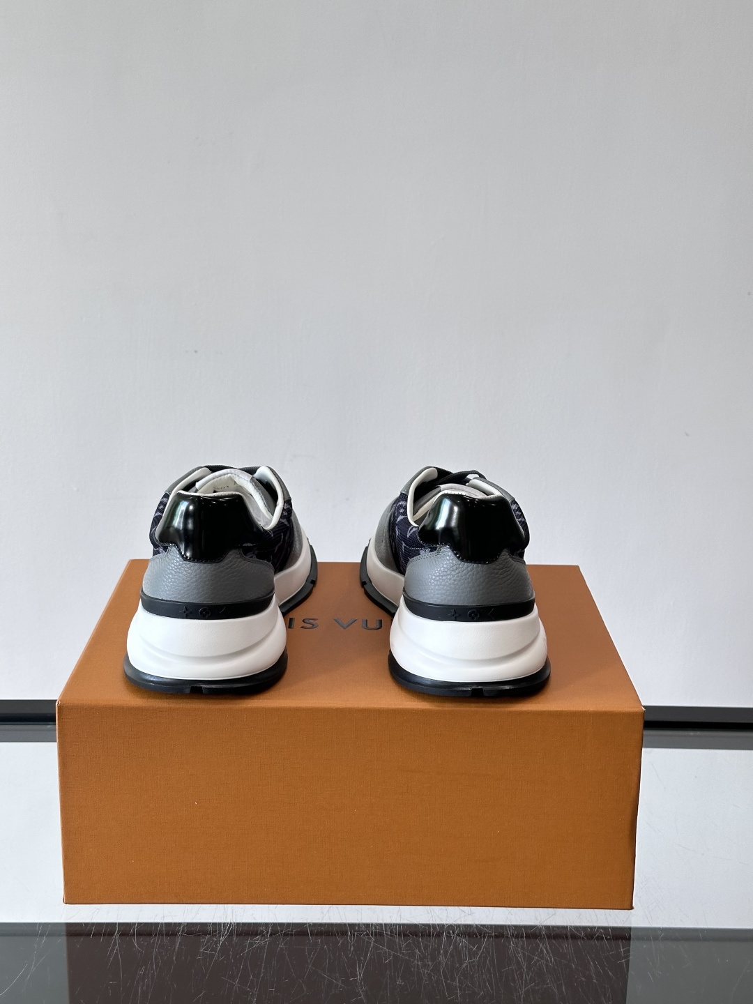 🧡LV男士休闲板鞋，经典老花设计，低调奢华又百搭！鞋面黑色牛皮+lv印花，质感满分💯。橡胶鞋底轻盈耐磨，