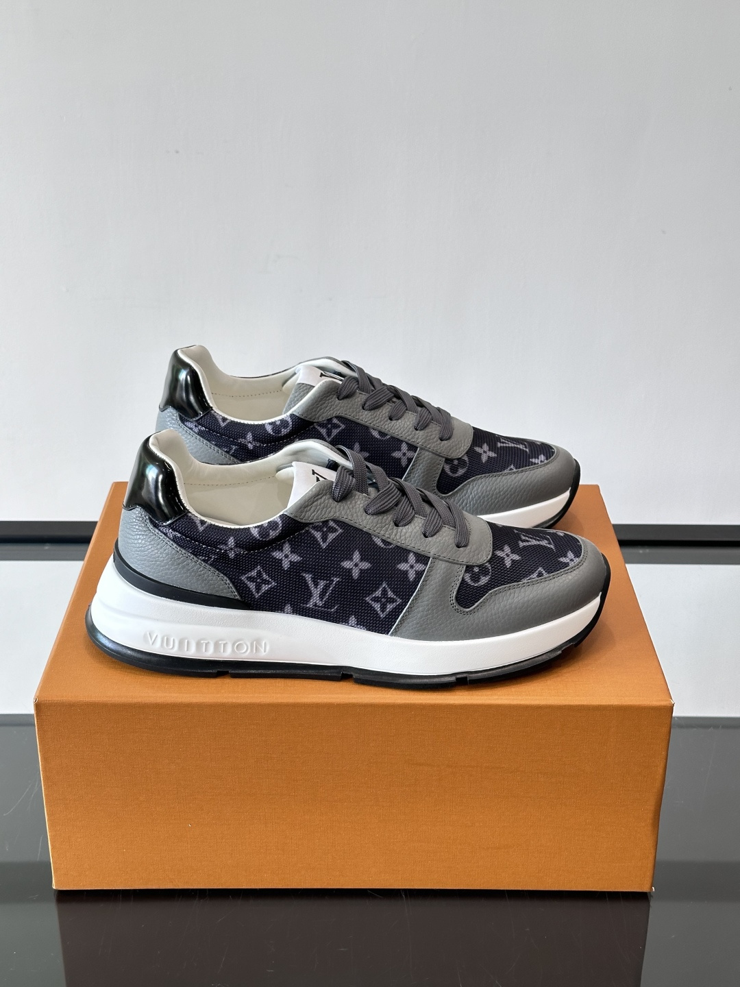 🧡LV男士休闲板鞋，经典老花设计，低调奢华又百搭！鞋面黑色牛皮+lv印花，质感满分💯。橡胶鞋底轻盈耐磨，