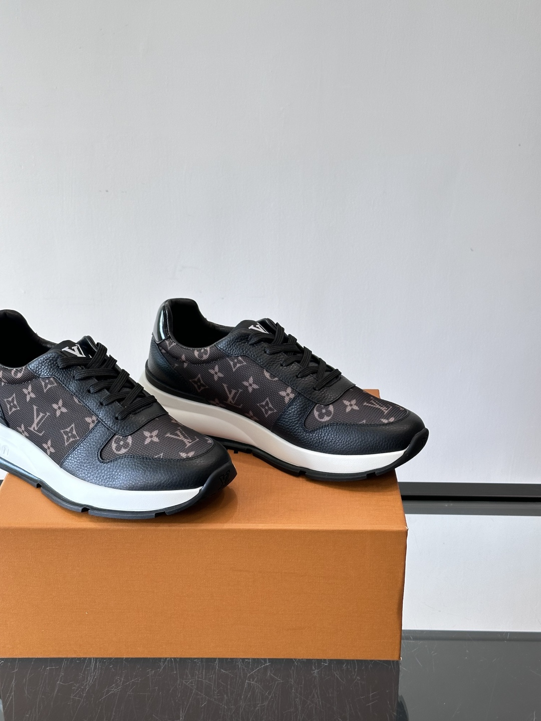 🧡LV男士休闲板鞋，经典老花设计，低调奢华又百搭！鞋面黑色牛皮+lv印花，质感满分💯。橡胶鞋底轻盈耐磨，