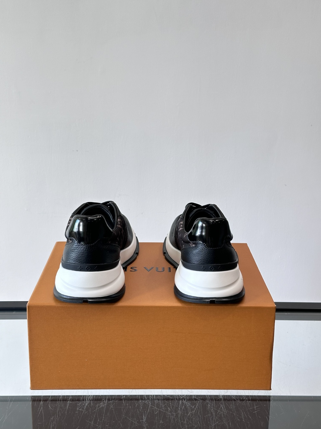 🧡LV男士休闲板鞋，经典老花设计，低调奢华又百搭！鞋面黑色牛皮+lv印花，质感满分💯。橡胶鞋底轻盈耐磨，