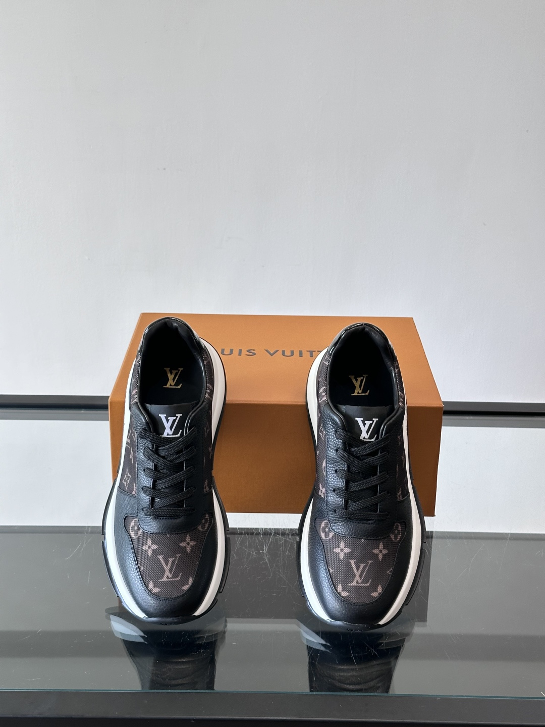 🧡LV男士休闲板鞋，经典老花设计，低调奢华又百搭！鞋面黑色牛皮+lv印花，质感满分💯。橡胶鞋底轻盈耐磨，