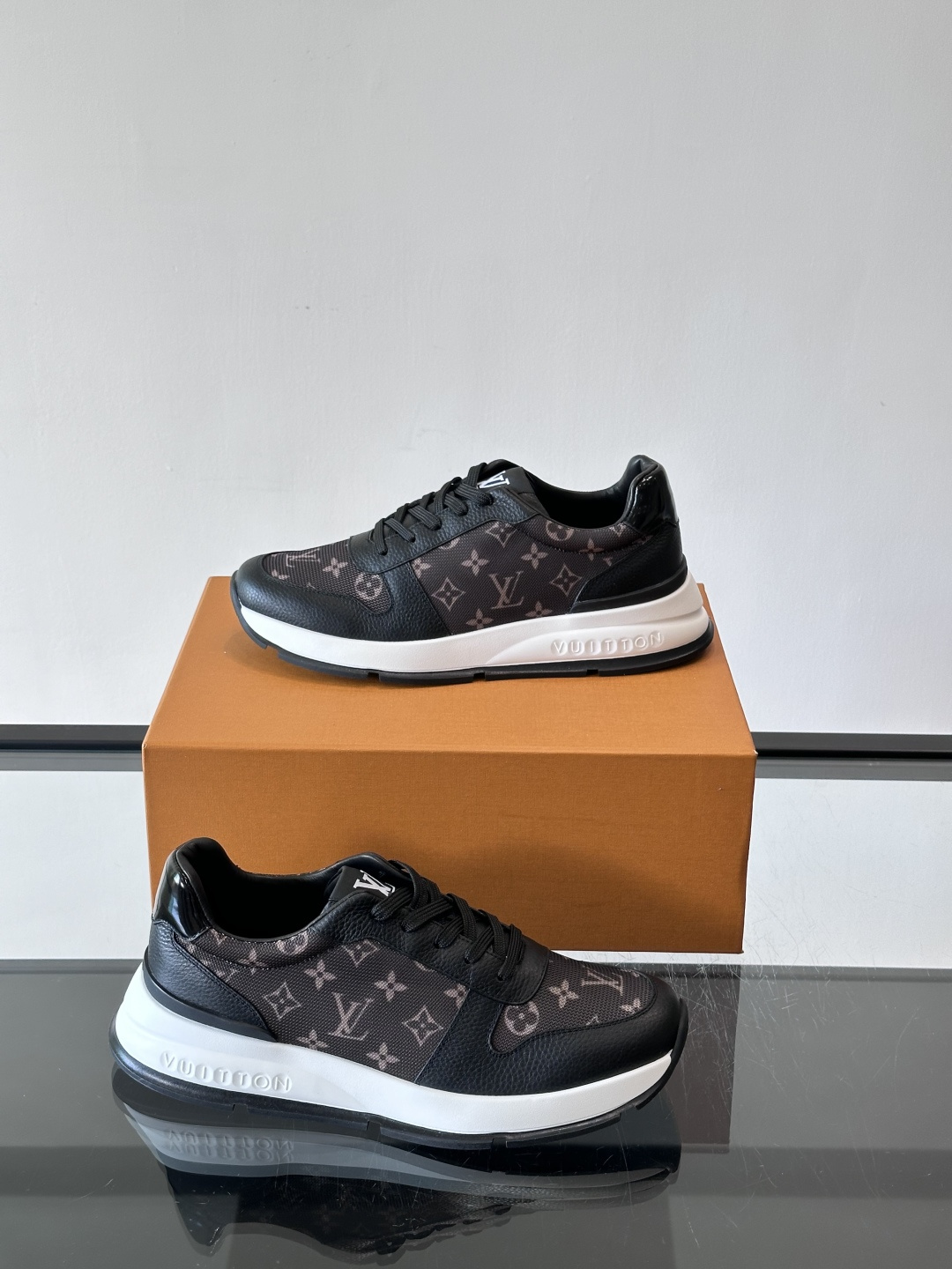 🧡LV男士休闲板鞋，经典老花设计，低调奢华又百搭！鞋面黑色牛皮+lv印花，质感满分💯。橡胶鞋底轻盈耐磨，