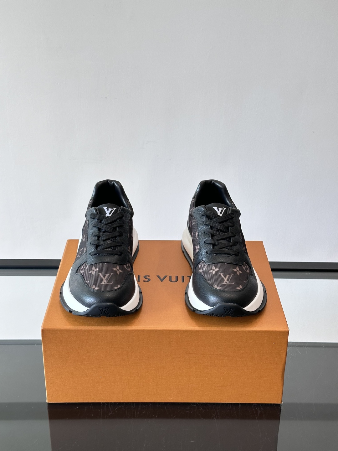 🧡LV男士休闲板鞋，经典老花设计，低调奢华又百搭！鞋面黑色牛皮+lv印花，质感满分💯。橡胶鞋底轻盈耐磨，