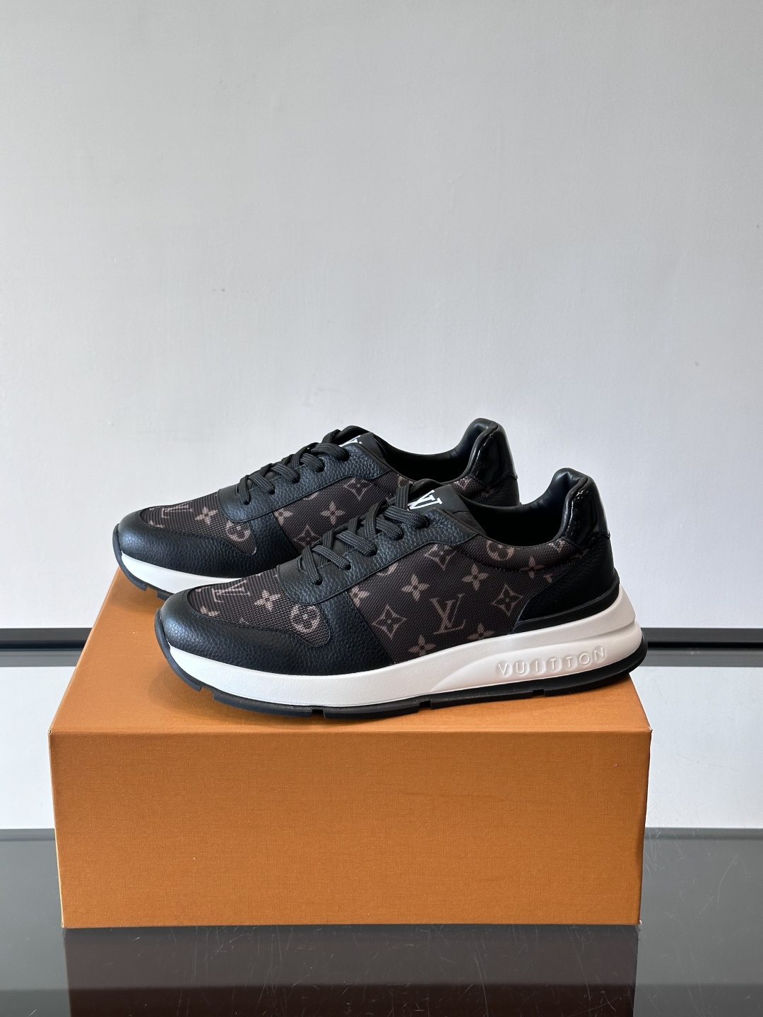 🧡LV男士休闲板鞋，经典老花设计，低调奢华又百搭！鞋面黑色牛皮+lv印花，质感满分💯。橡胶鞋底轻盈耐磨，