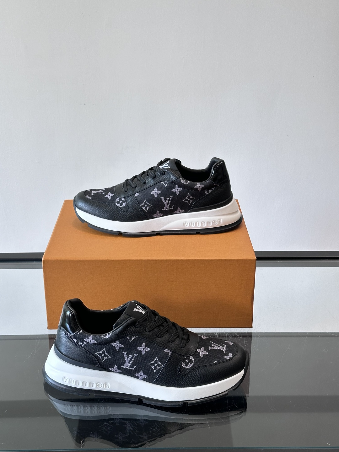 🧡LV男士休闲板鞋，经典老花设计，低调奢华又百搭！鞋面黑色牛皮+lv印花，质感满分💯。橡胶鞋底轻盈耐磨，