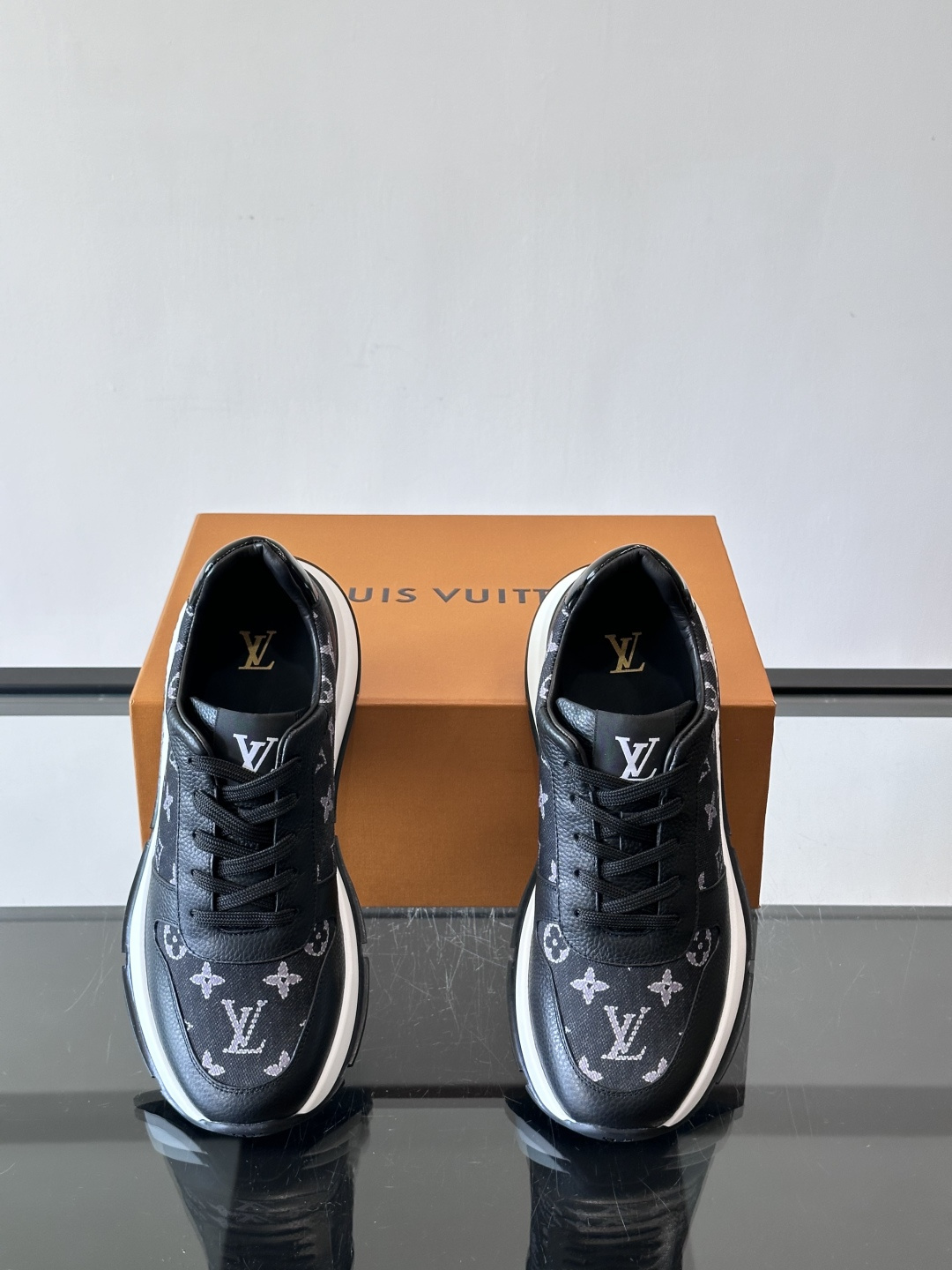 🧡LV男士休闲板鞋，经典老花设计，低调奢华又百搭！鞋面黑色牛皮+lv印花，质感满分💯。橡胶鞋底轻盈耐磨，
