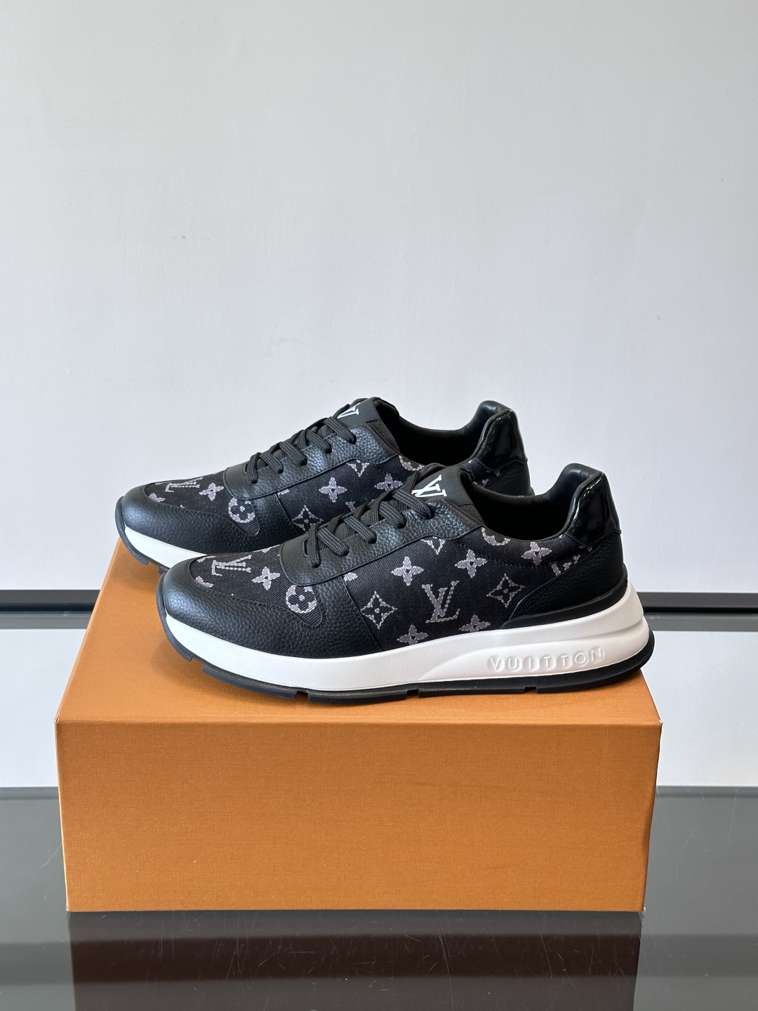 🧡LV男士休闲板鞋，经典老花设计，低调奢华又百搭！鞋面黑色牛皮+lv印花，质感满分💯。橡胶鞋底轻盈耐磨，