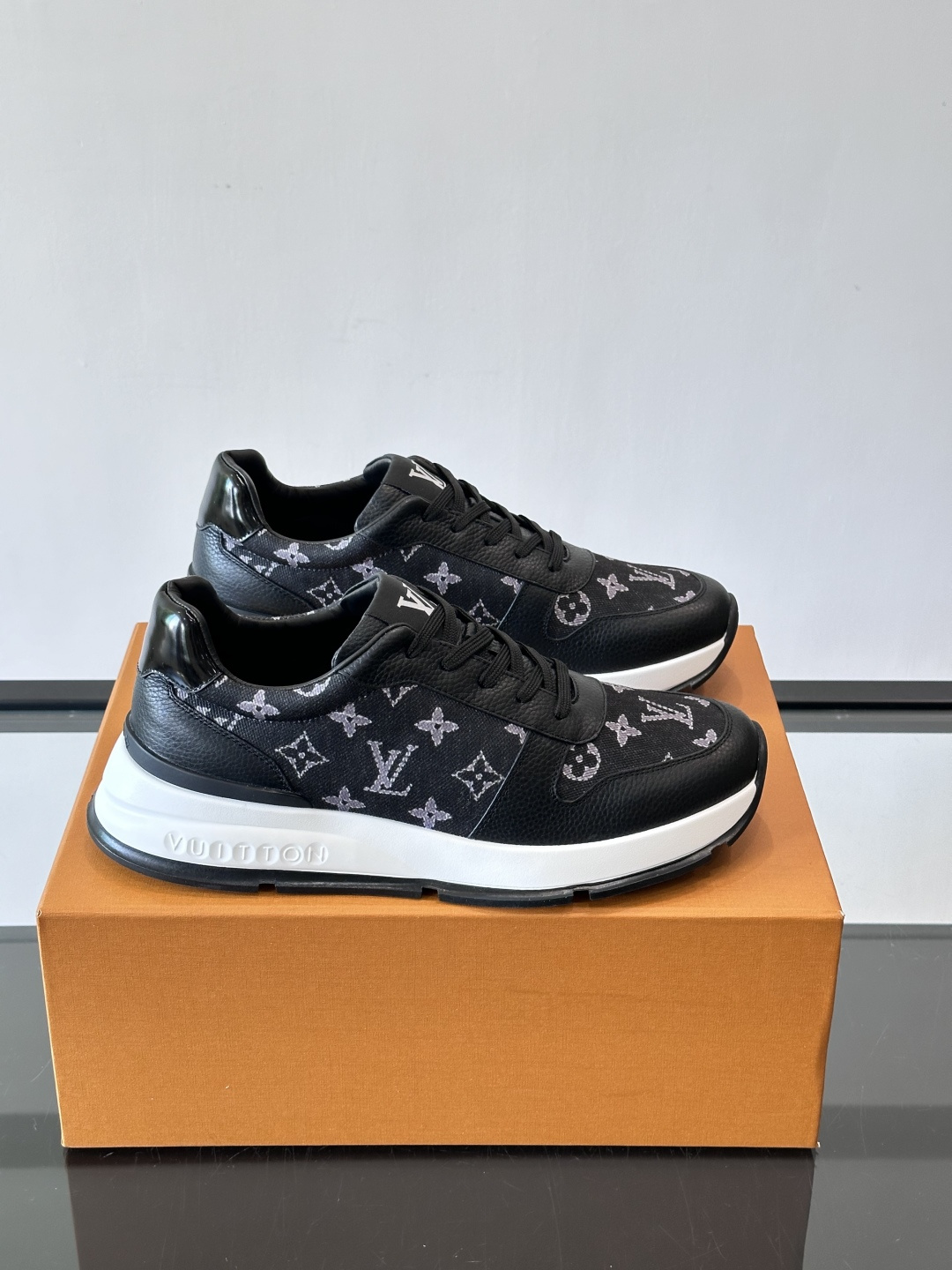🧡LV男士休闲板鞋，经典老花设计，低调奢华又百搭！鞋面黑色牛皮+lv印花，质感满分💯。橡胶鞋底轻盈耐磨，