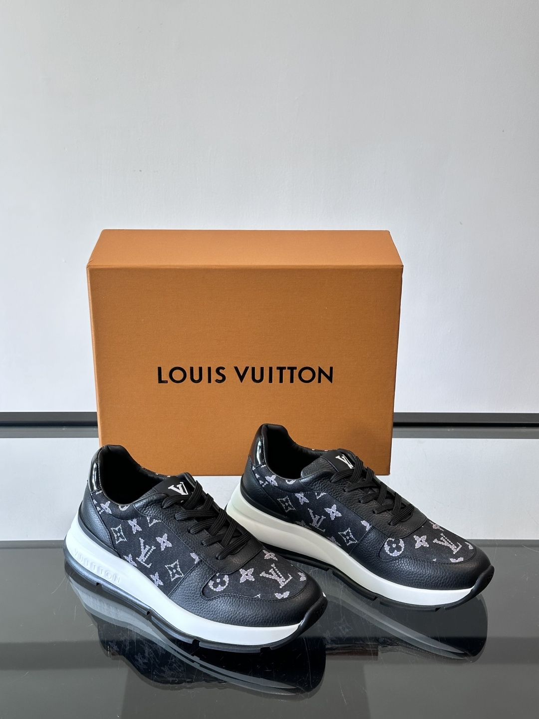 🧡LV男士休闲板鞋，经典老花设计，低调奢华又百搭！鞋面黑色牛皮+lv印花，质感满分💯。橡胶鞋底轻盈耐磨，