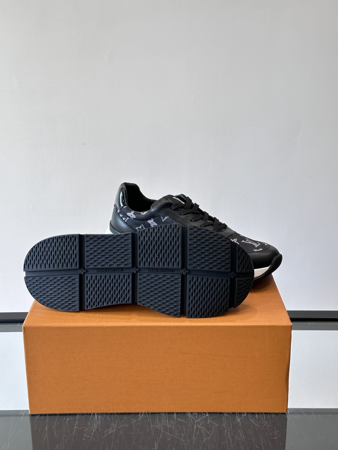 🧡LV男士休闲板鞋，经典老花设计，低调奢华又百搭！鞋面黑色牛皮+lv印花，质感满分💯。橡胶鞋底轻盈耐磨，