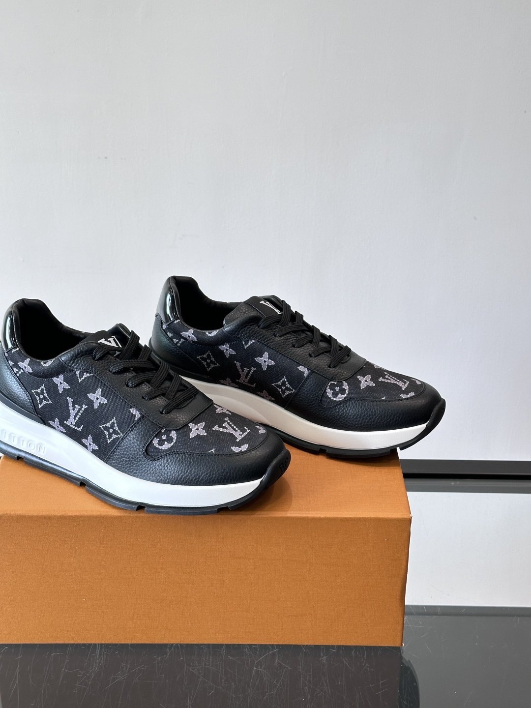 🧡LV男士休闲板鞋，经典老花设计，低调奢华又百搭！鞋面黑色牛皮+lv印花，质感满分💯。橡胶鞋底轻盈耐磨，