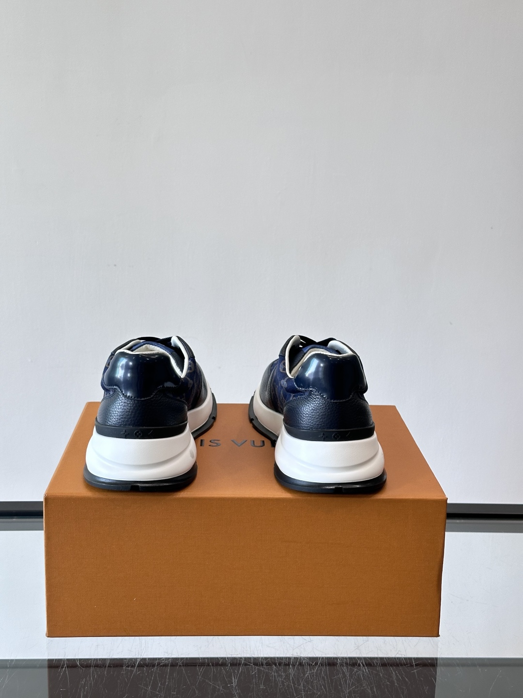 🧡LV男士休闲板鞋，经典老花设计，低调奢华又百搭！鞋面黑色牛皮+lv印花，质感满分💯。橡胶鞋底轻盈耐磨，