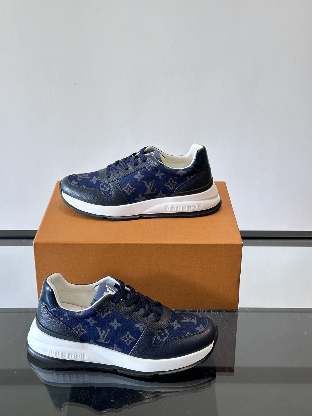 🧡LV男士休闲板鞋，经典老花设计，低调奢华又百搭！鞋面黑色牛皮+lv印花，质感满分💯。橡胶鞋底轻盈耐磨，