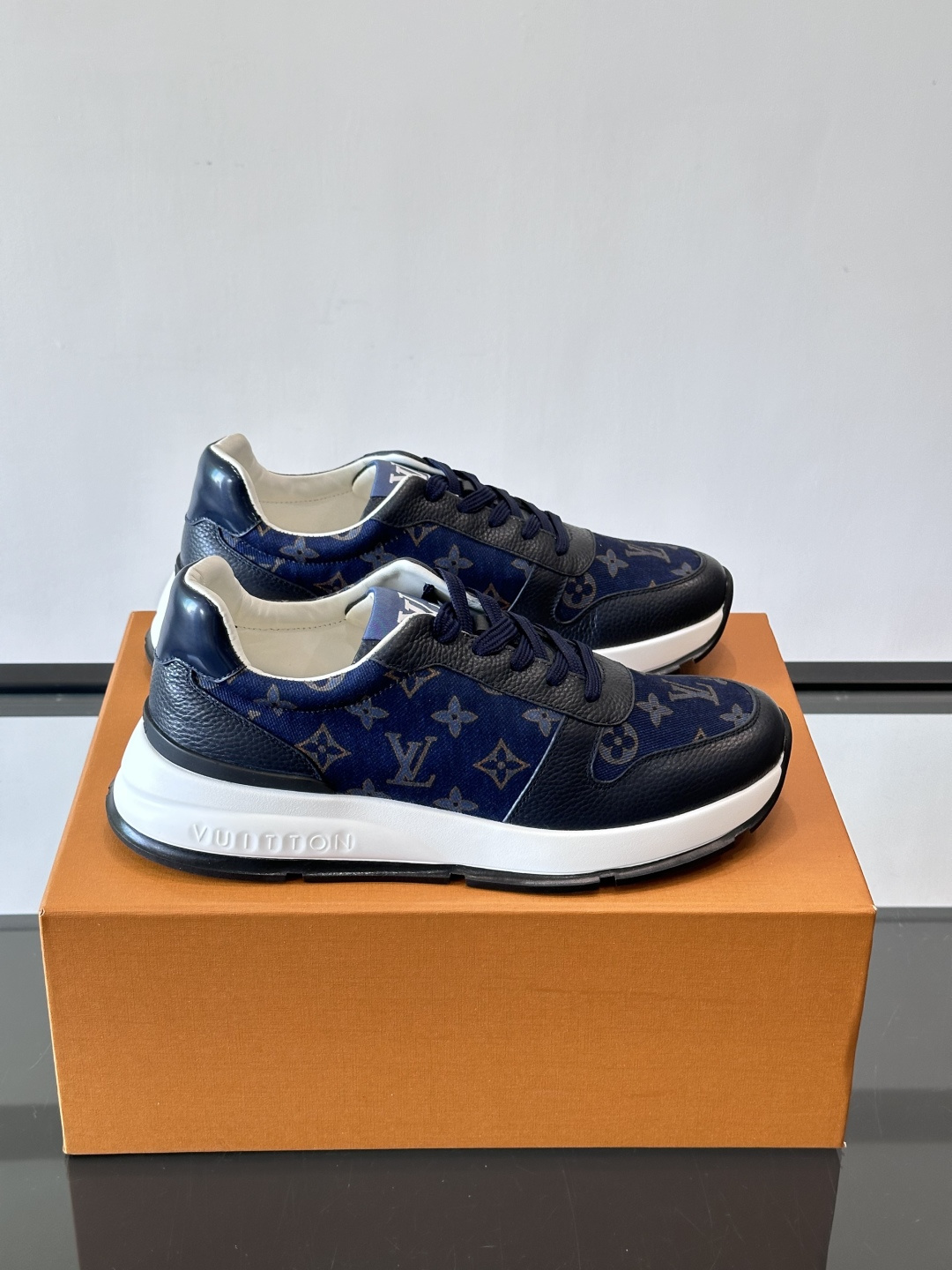 🧡LV男士休闲板鞋，经典老花设计，低调奢华又百搭！鞋面黑色牛皮+lv印花，质感满分💯。橡胶鞋底轻盈耐磨，