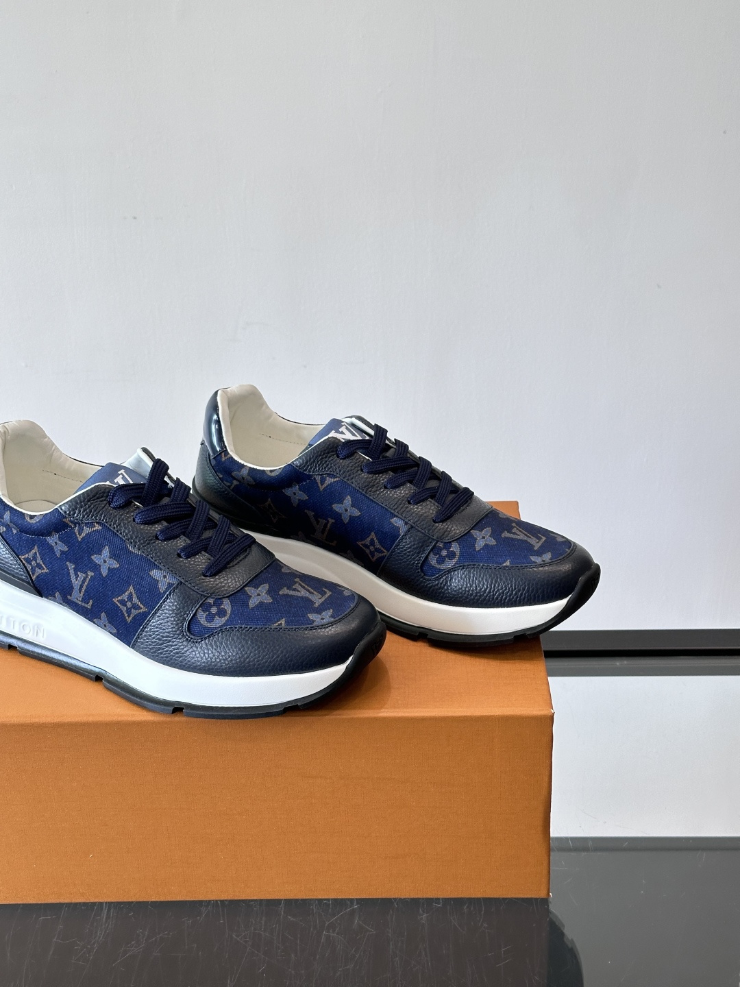 🧡LV男士休闲板鞋，经典老花设计，低调奢华又百搭！鞋面黑色牛皮+lv印花，质感满分💯。橡胶鞋底轻盈耐磨，