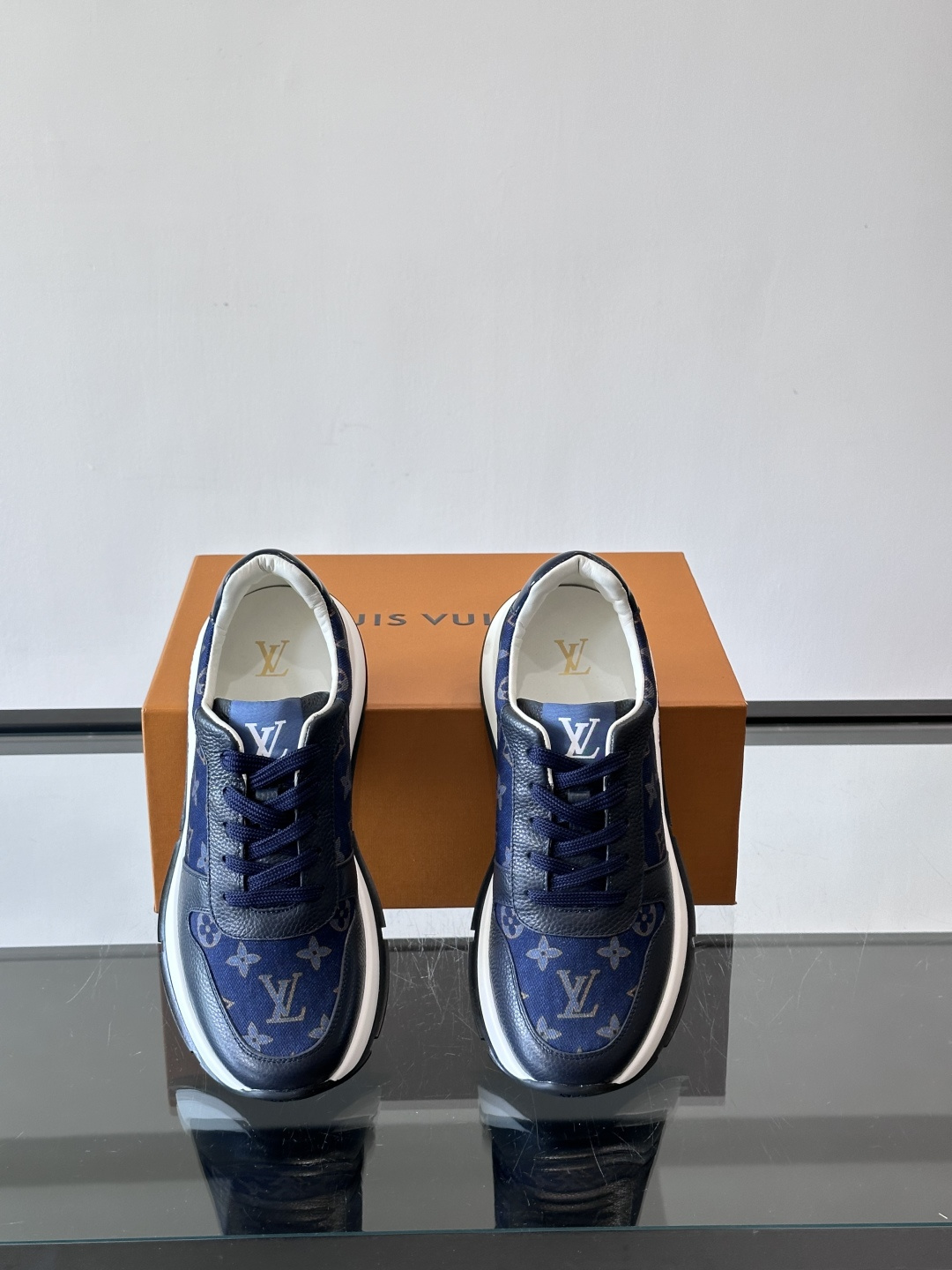 🧡LV男士休闲板鞋，经典老花设计，低调奢华又百搭！鞋面黑色牛皮+lv印花，质感满分💯。橡胶鞋底轻盈耐磨，