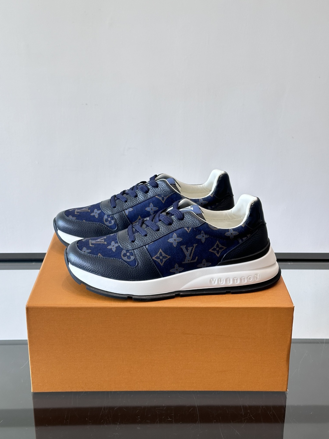 🧡LV男士休闲板鞋，经典老花设计，低调奢华又百搭！鞋面黑色牛皮+lv印花，质感满分💯。橡胶鞋底轻盈耐磨，