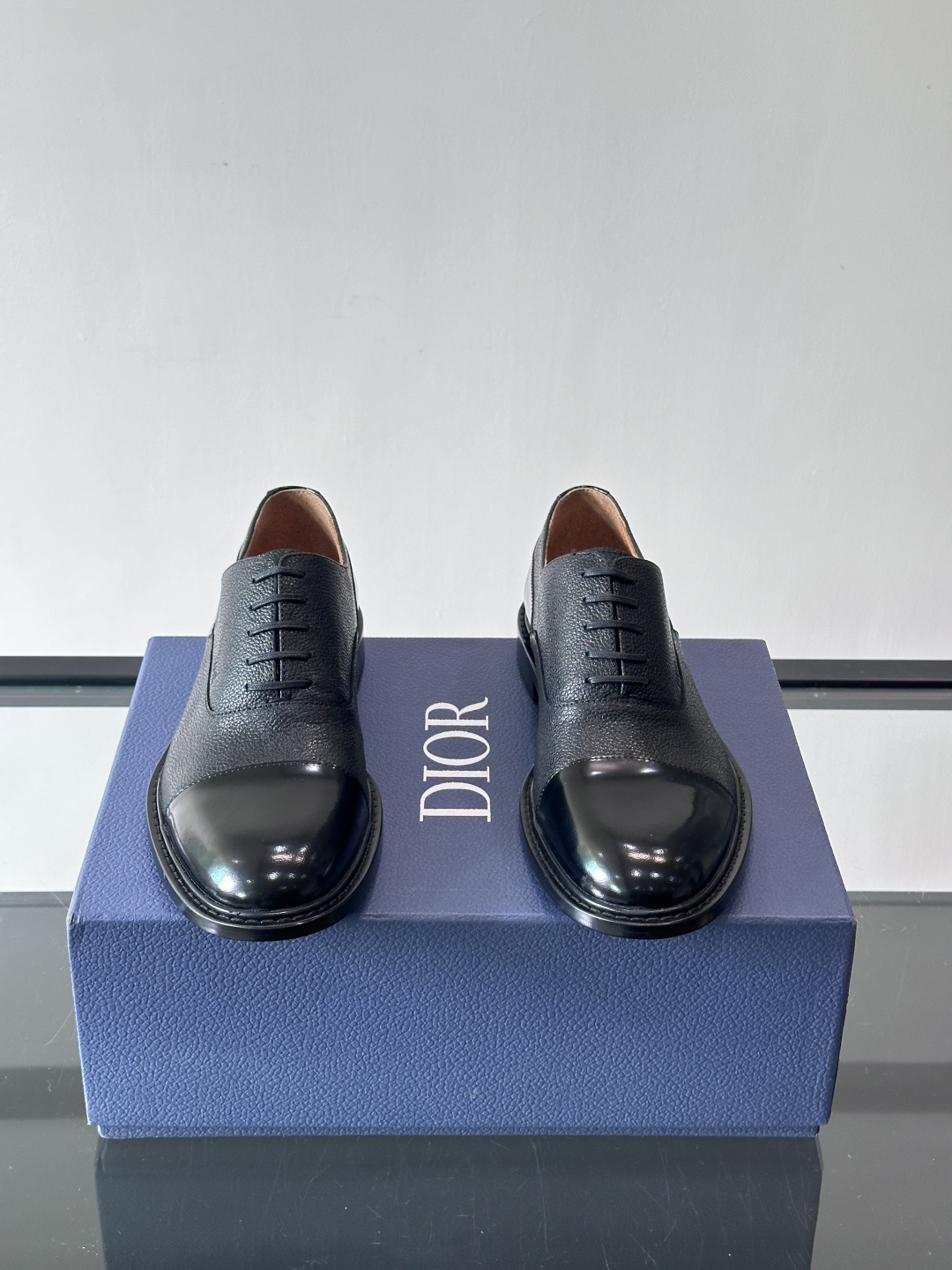 Dior男士正装真皮大底皮鞋，进口头层牛皮，内里小牛皮，小牛皮垫脚有效吸汗透气。进口真皮胚底层，透气性好