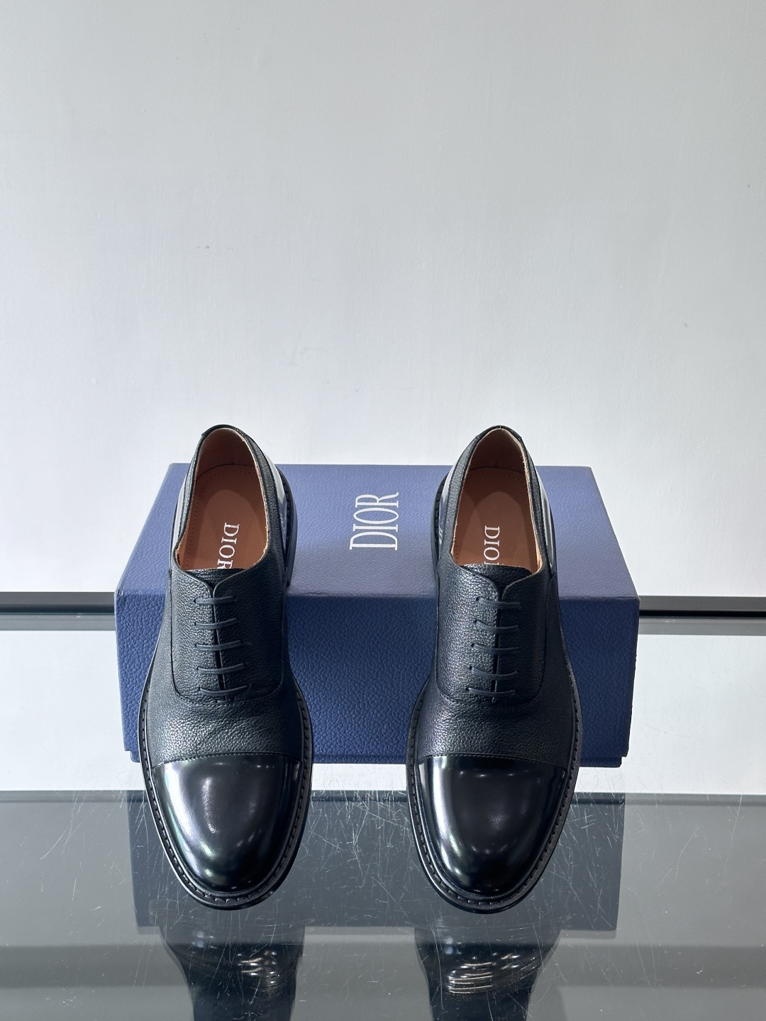 Dior男士正装真皮大底皮鞋，进口头层牛皮，内里小牛皮，小牛皮垫脚有效吸汗透气。进口真皮胚底层，透气性好
