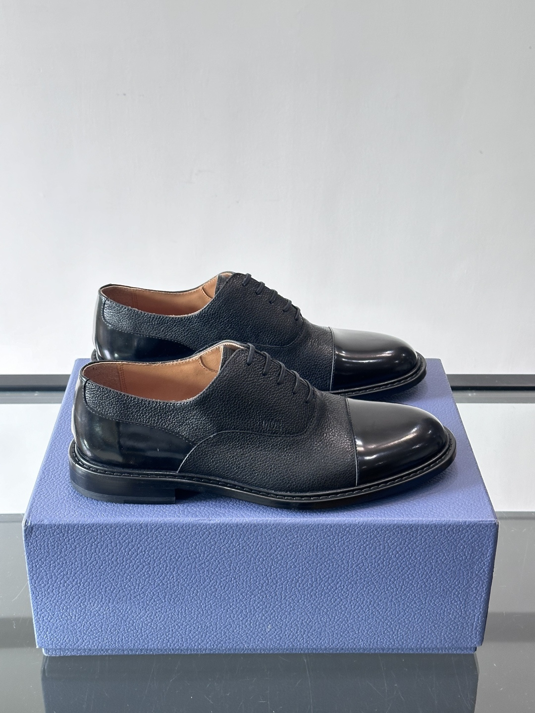 Dior男士正装真皮大底皮鞋，进口头层牛皮，内里小牛皮，小牛皮垫脚有效吸汗透气。进口真皮胚底层，透气性好